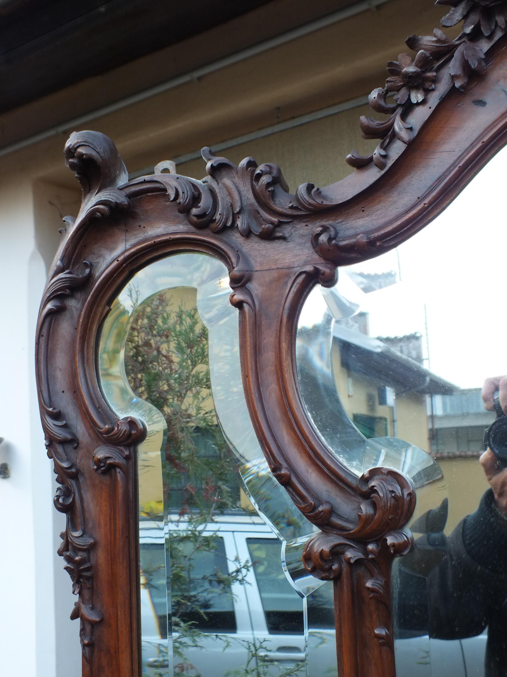 Grand miroir biseauté mural Art Noveau avec jardinière bois noyer années '900 en vente 11