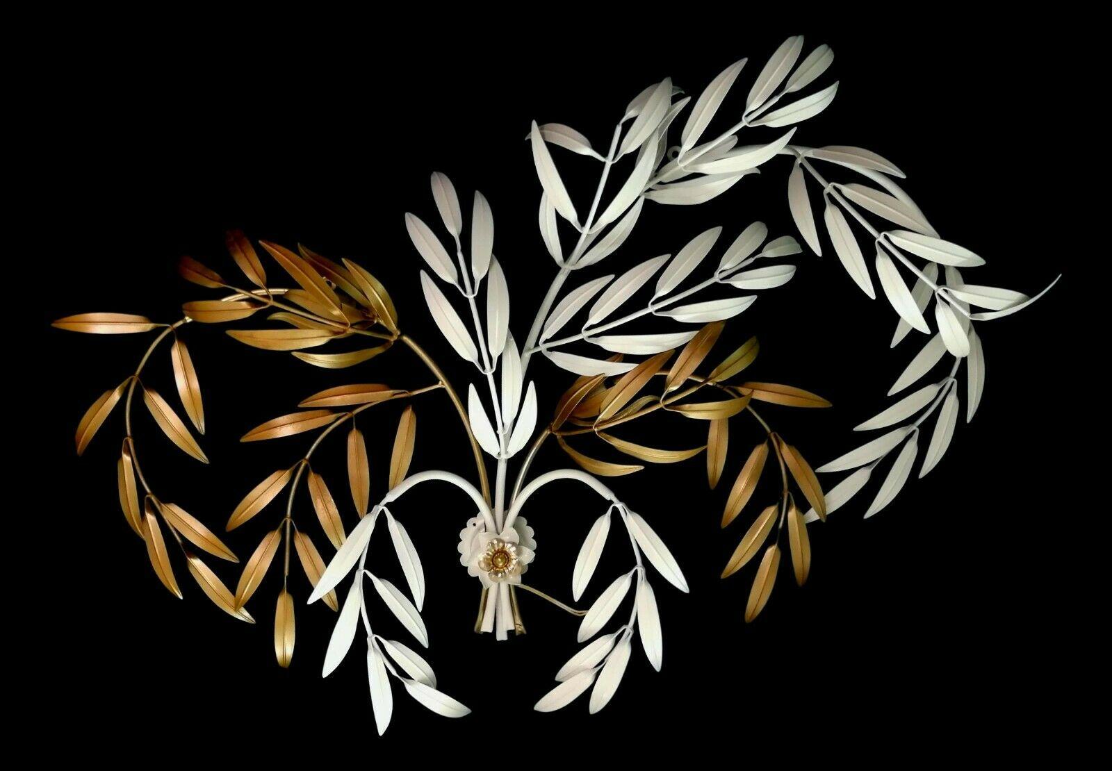 Große unerhältliche wandleuchte im jugendstil, original design und produktion hans kogl, 1960er jahre

Hergestellt aus Metall, zweifarbig, elfenbeinweiß und goldfarben, mit drei Lichtpunkten

Er ist 125 cm breit und 90 cm hoch, in