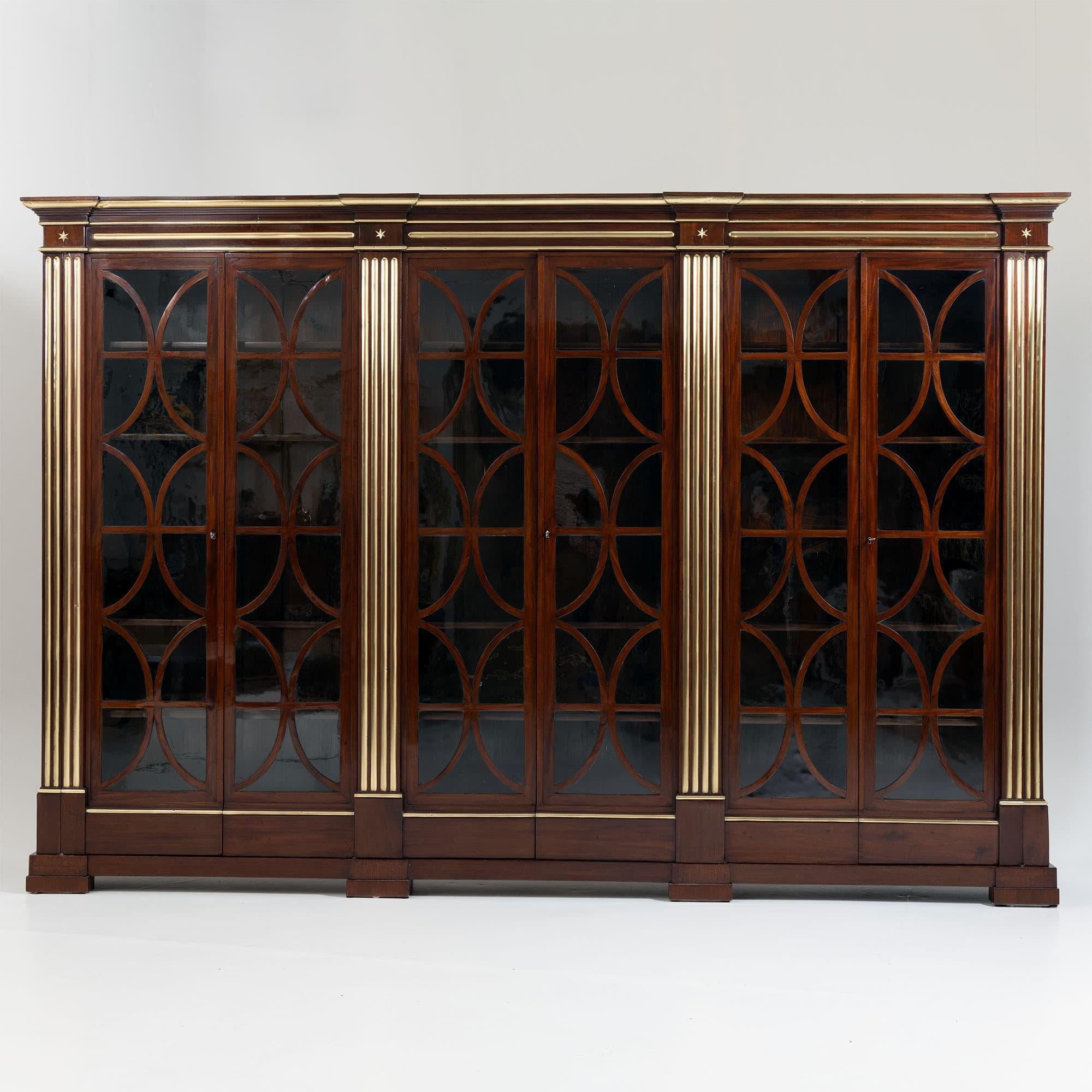 Gran armario de biblioteca con acanaladura de latón, Alemania, hacia 1800 en Excelente estado para la venta en Greding, DE