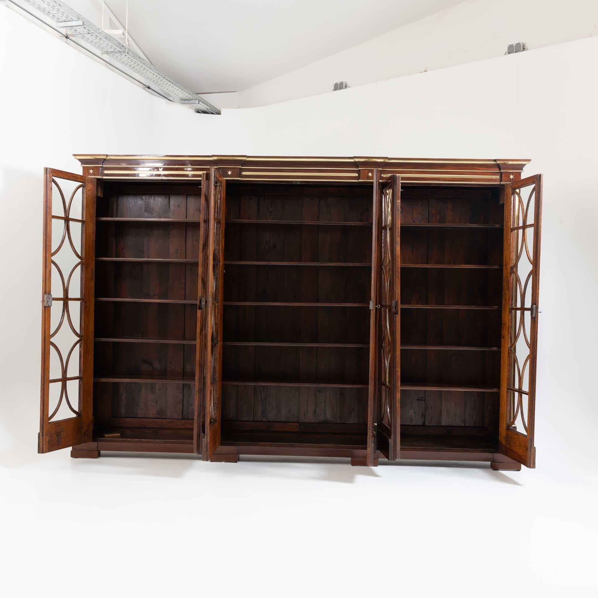 Gran armario de biblioteca con acanaladura de latón, Alemania, hacia 1800 principios del siglo XIX en venta