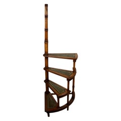 Grandes chaises / marches de bibliothèque du milieu du 20e siècle en bois sculpté et cuir vert