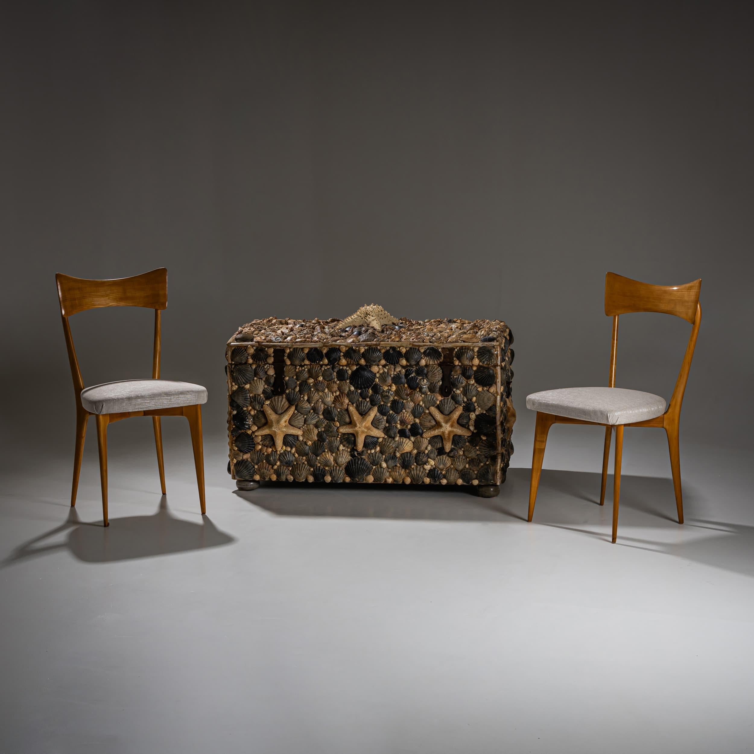 Arqueta grande con tapa y decoración de conchas, Siglo XX en venta 4