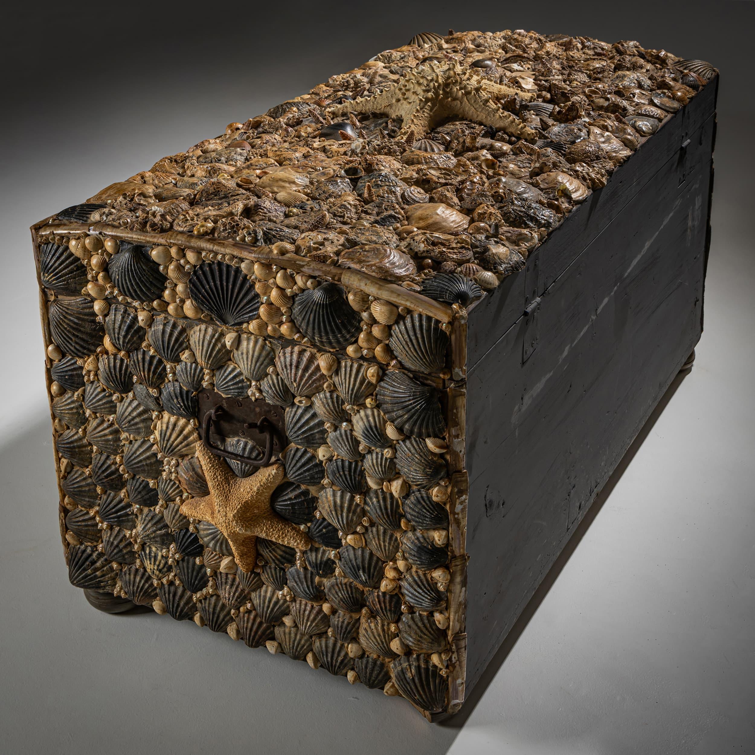 Arqueta grande con tapa y decoración de conchas, Siglo XX en venta 1