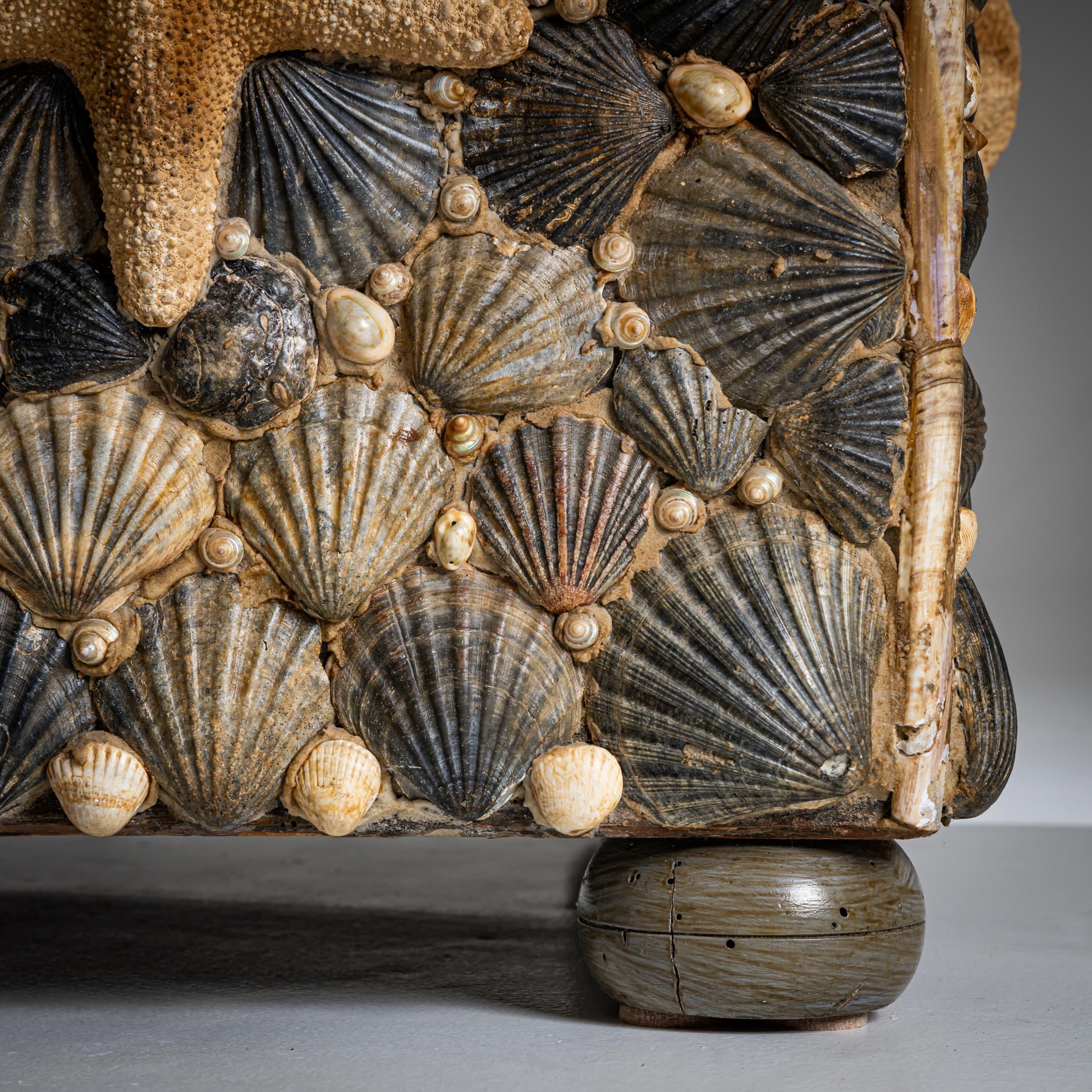 Arqueta grande con tapa y decoración de conchas, Siglo XX en venta 3