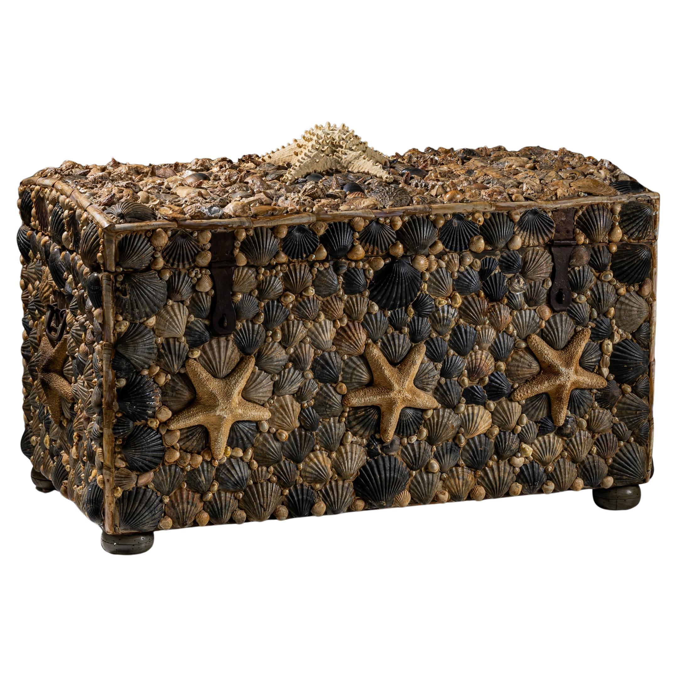 Arqueta grande con tapa y decoración de conchas, Siglo XX en venta