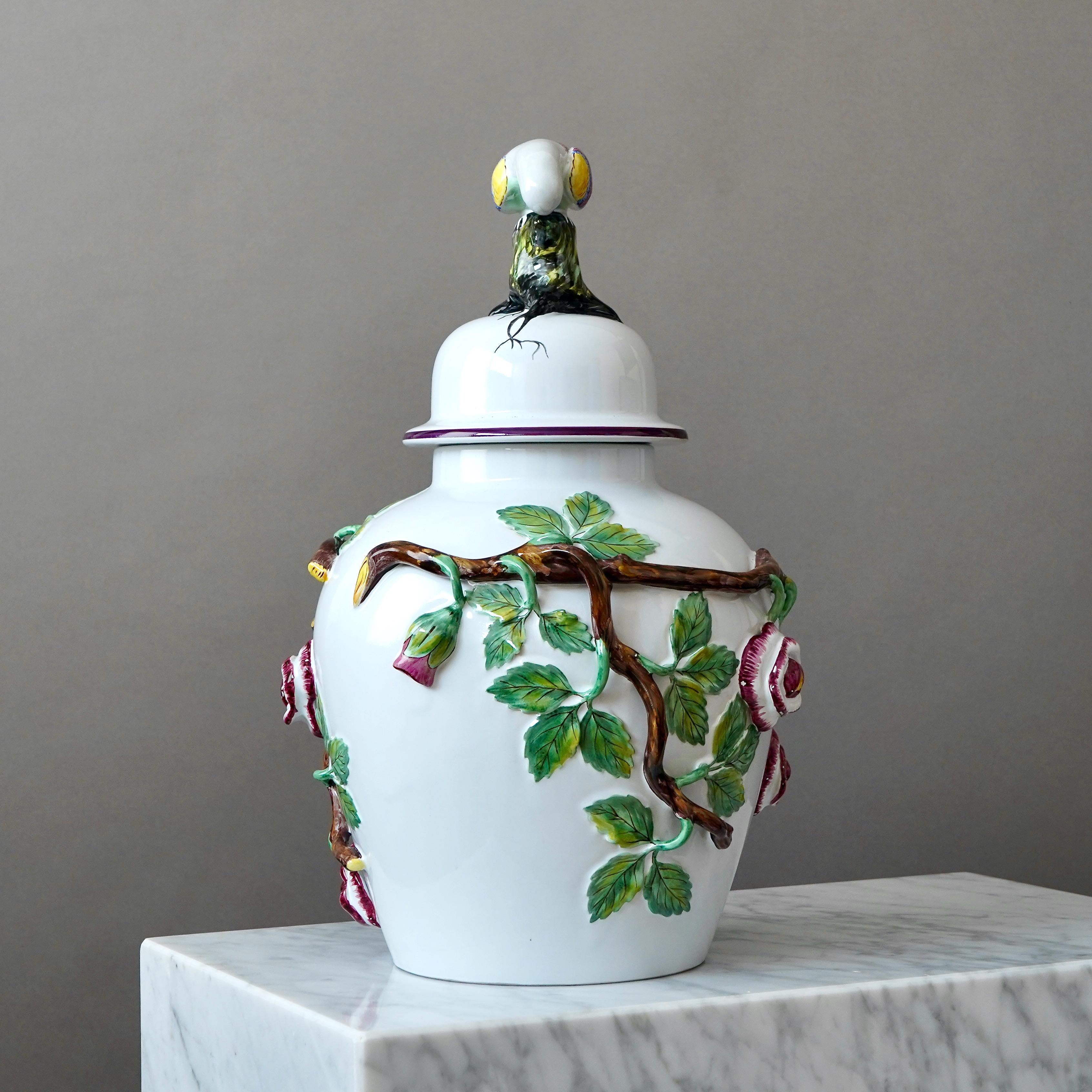 Grande urna con coperchio in maiolica con fiori e uccelli di Rorstrand, Svezia, anni '10 del XX secolo. in vendita 3