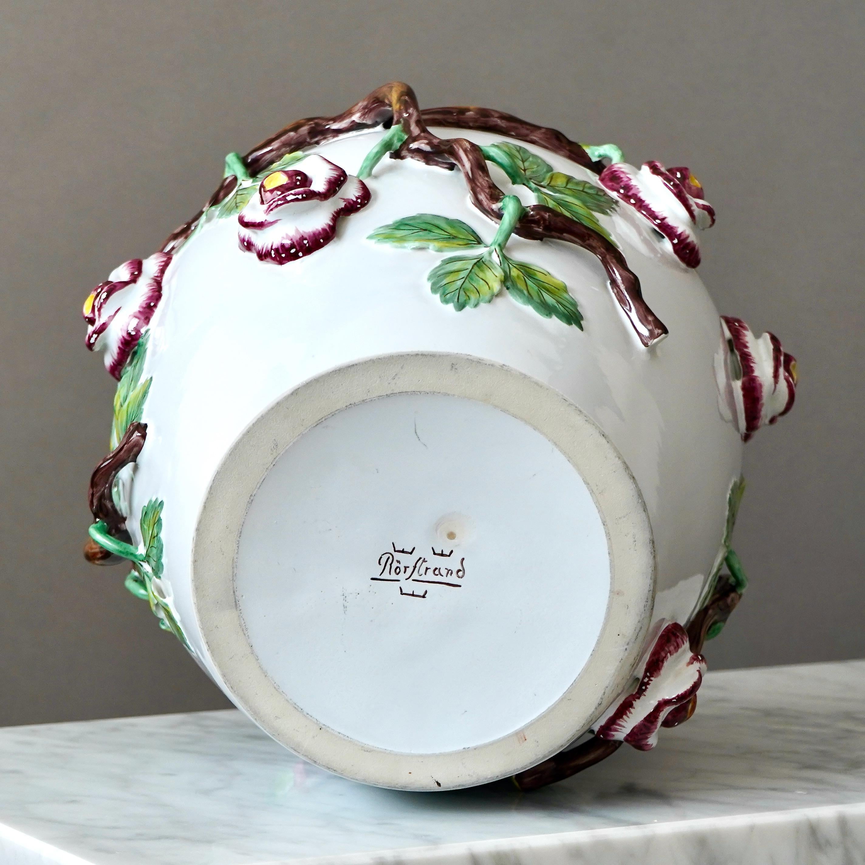 Grande urna con coperchio in maiolica con fiori e uccelli di Rorstrand, Svezia, anni '10 del XX secolo. in vendita 4