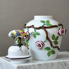 Grande urna con coperchio in maiolica con fiori e uccelli di Rorstrand, Svezia, anni '10 del XX secolo.