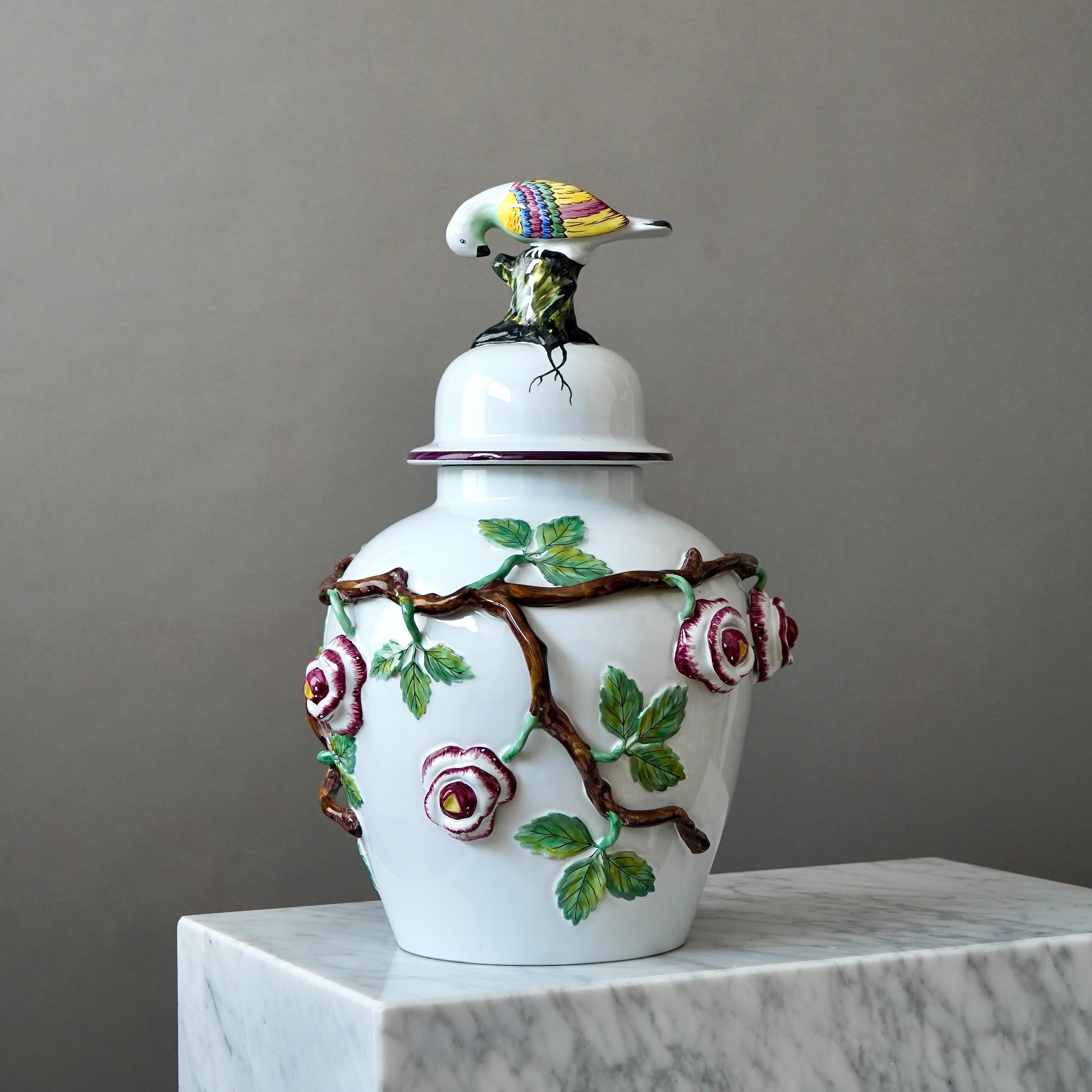 Rococò Grande urna con coperchio in maiolica con fiori e uccelli di Rorstrand, Svezia, anni '10 del XX secolo. in vendita