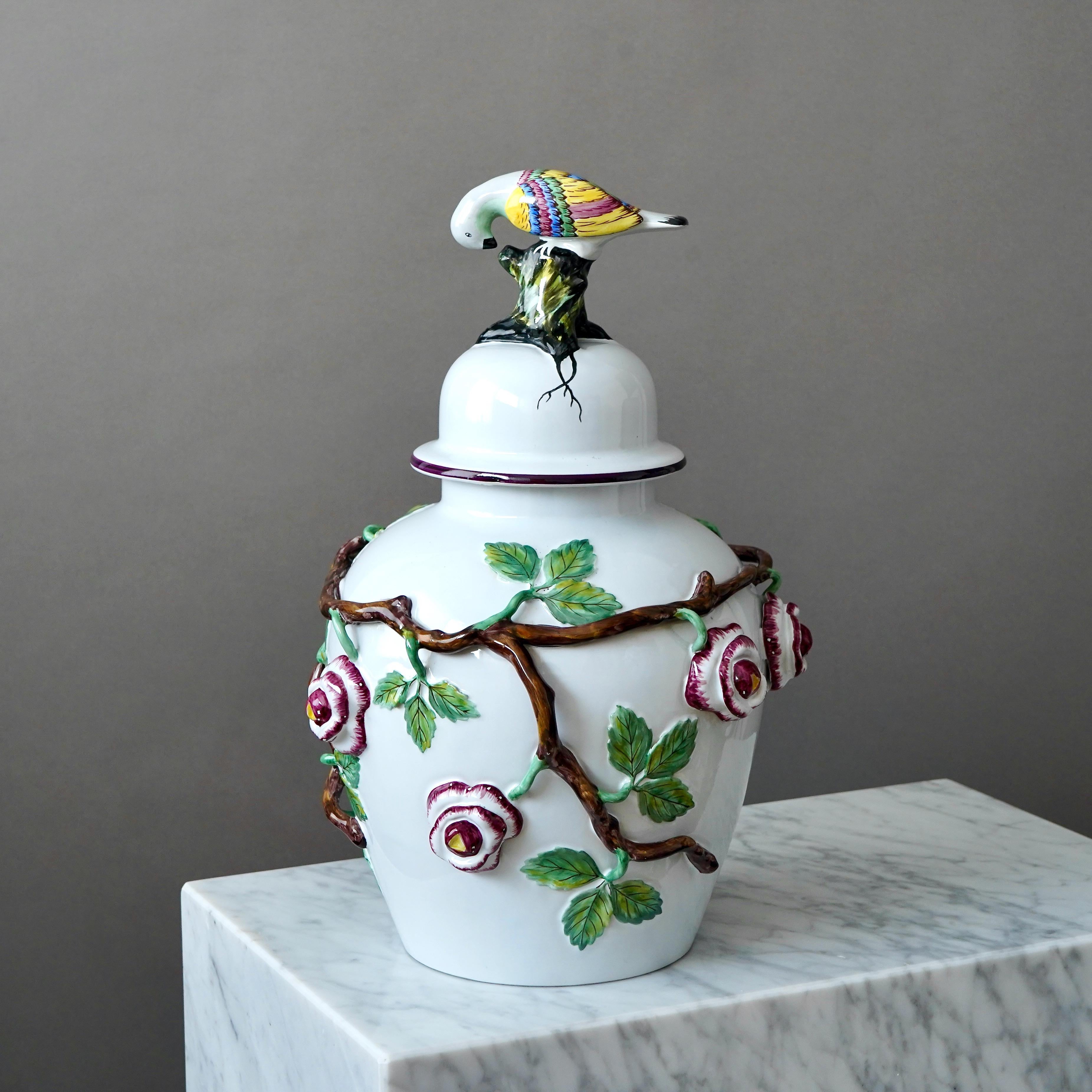 Svedese Grande urna con coperchio in maiolica con fiori e uccelli di Rorstrand, Svezia, anni '10 del XX secolo. in vendita
