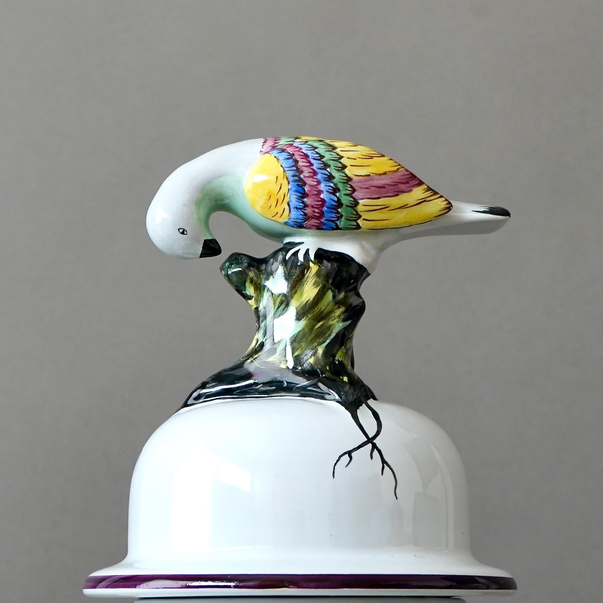 Smaltato Grande urna con coperchio in maiolica con fiori e uccelli di Rorstrand, Svezia, anni '10 del XX secolo. in vendita
