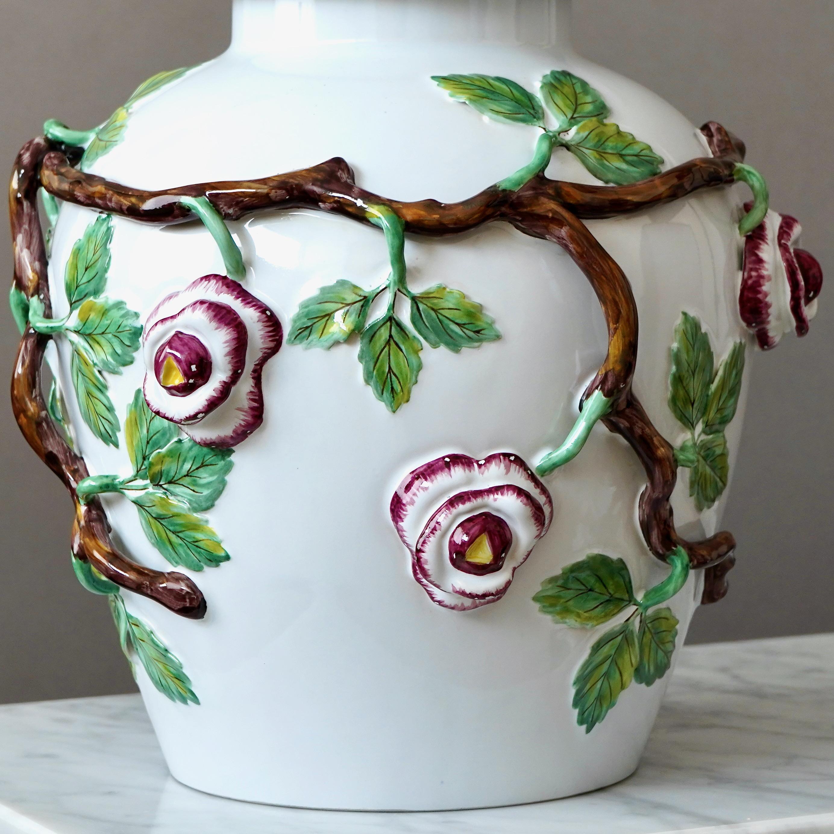 Grande urna con coperchio in maiolica con fiori e uccelli di Rorstrand, Svezia, anni '10 del XX secolo. In condizioni buone in vendita a Malmö, SE