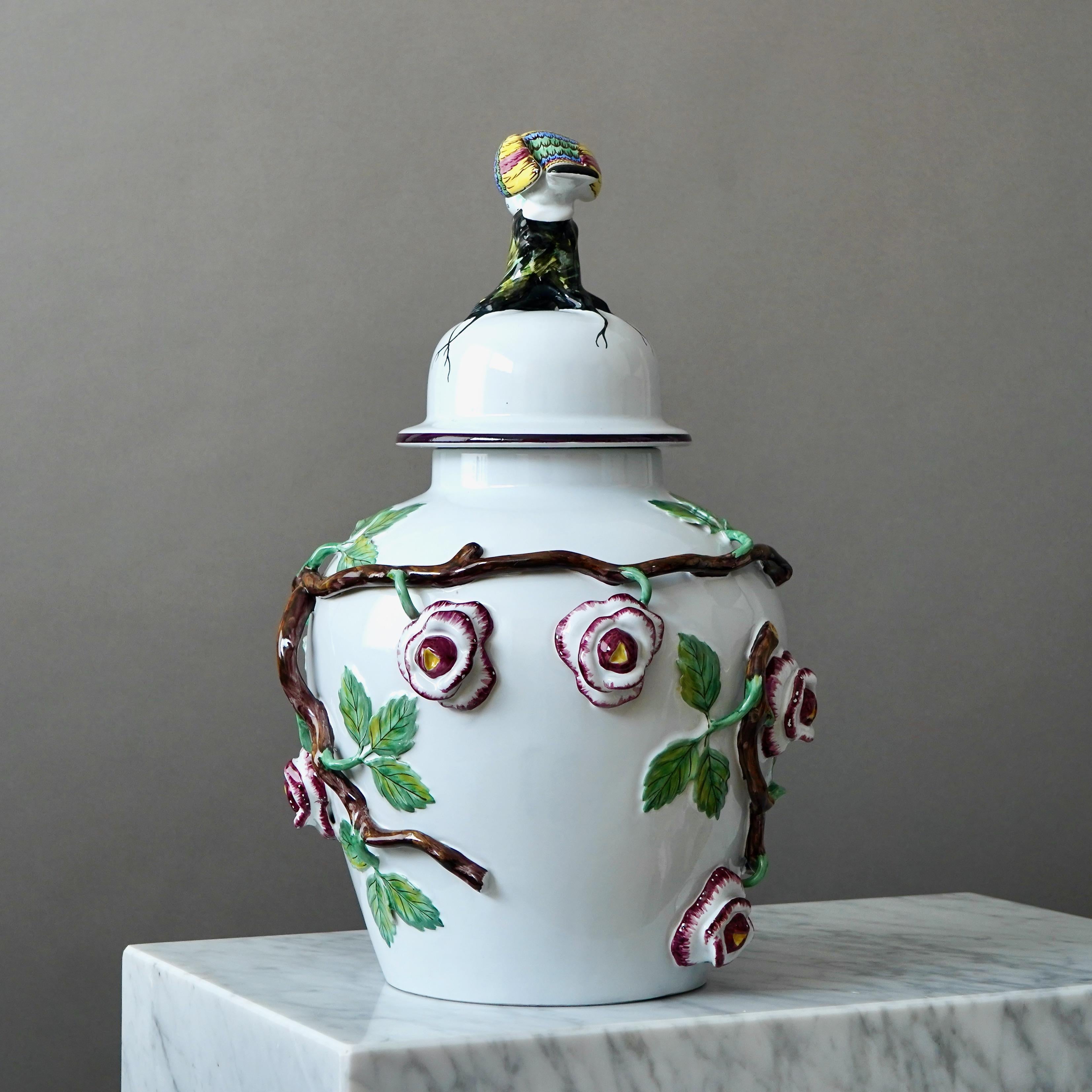 Grande urna con coperchio in maiolica con fiori e uccelli di Rorstrand, Svezia, anni '10 del XX secolo. in vendita 1