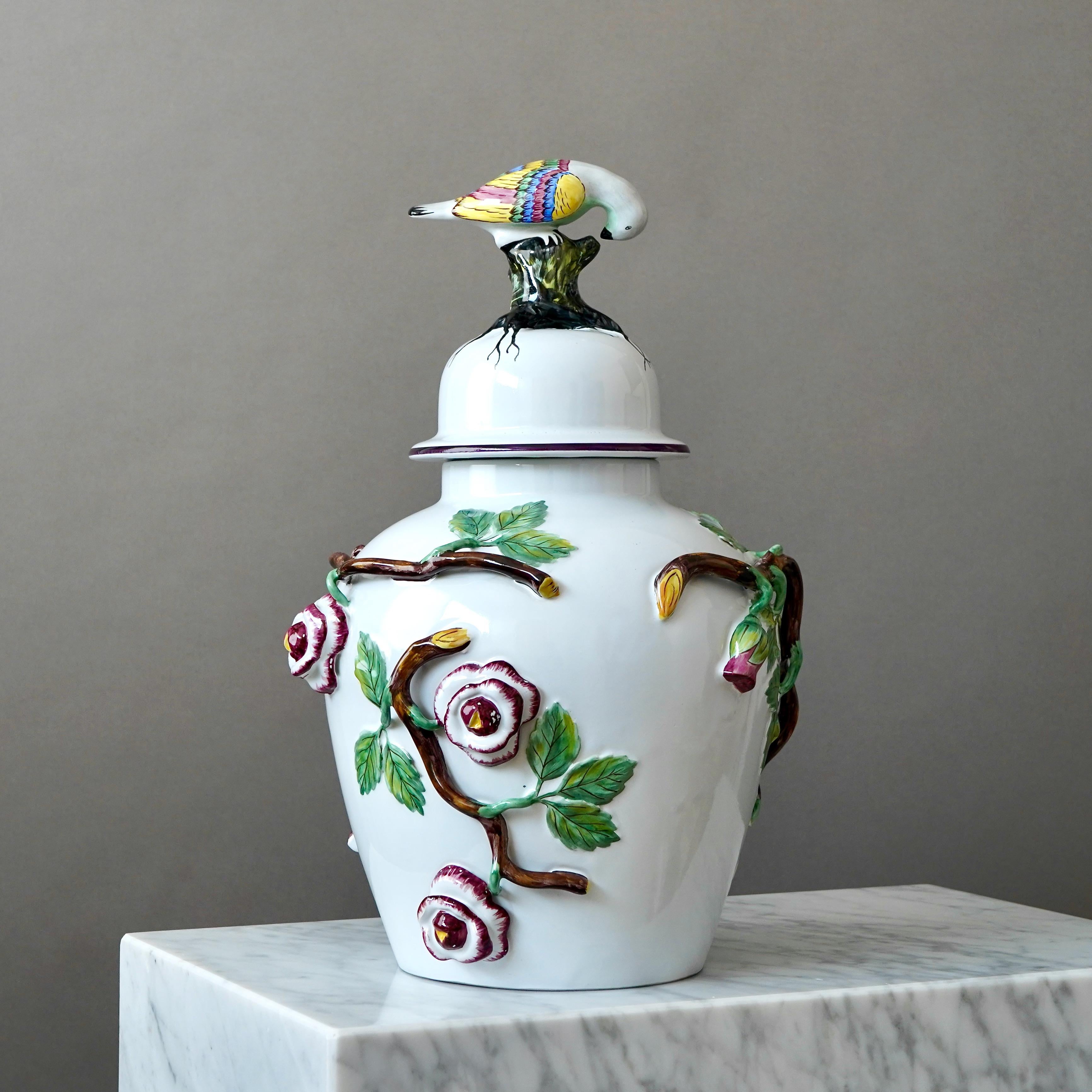 Grande urna con coperchio in maiolica con fiori e uccelli di Rorstrand, Svezia, anni '10 del XX secolo. in vendita 2