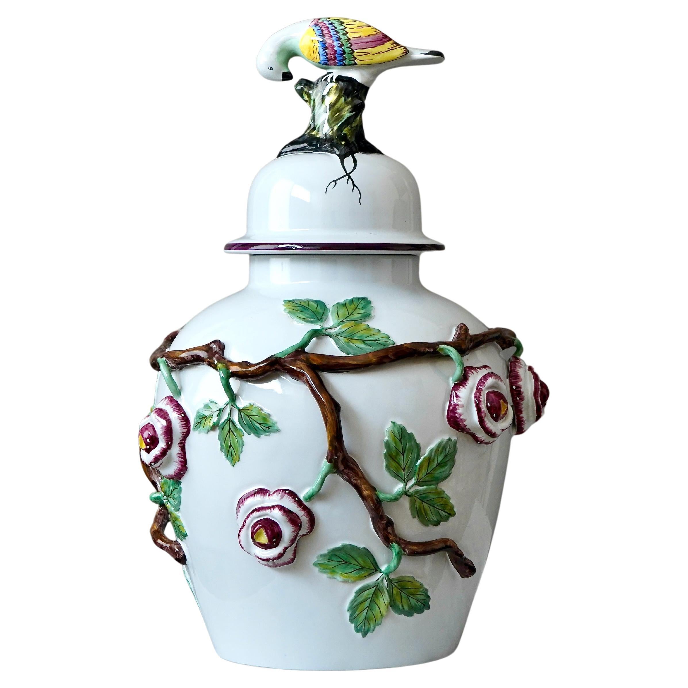Grande urna con coperchio in maiolica con fiori e uccelli di Rorstrand, Svezia, anni '10 del XX secolo. in vendita