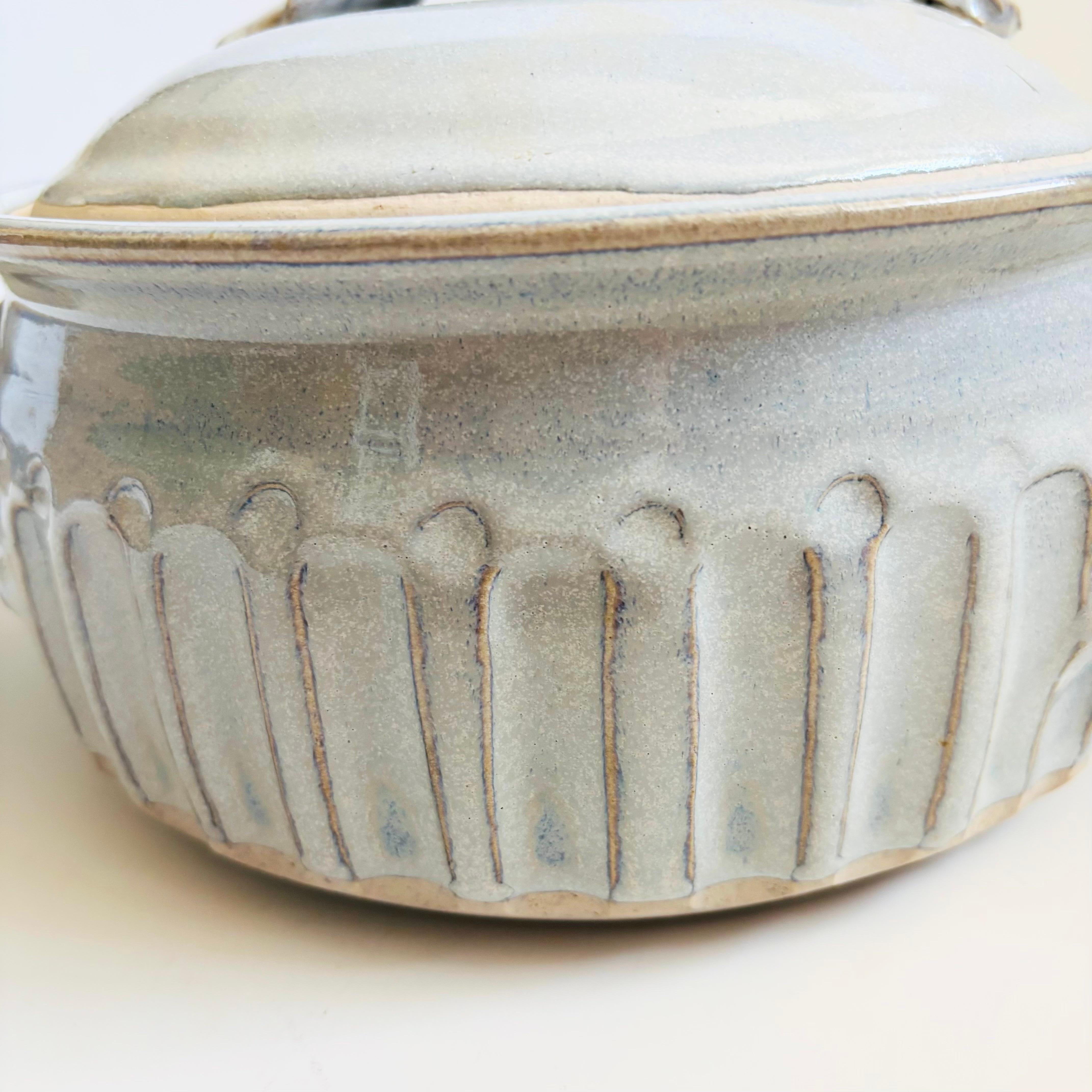 Américain Grand bol de service à couvercle Studio Pottery en vente