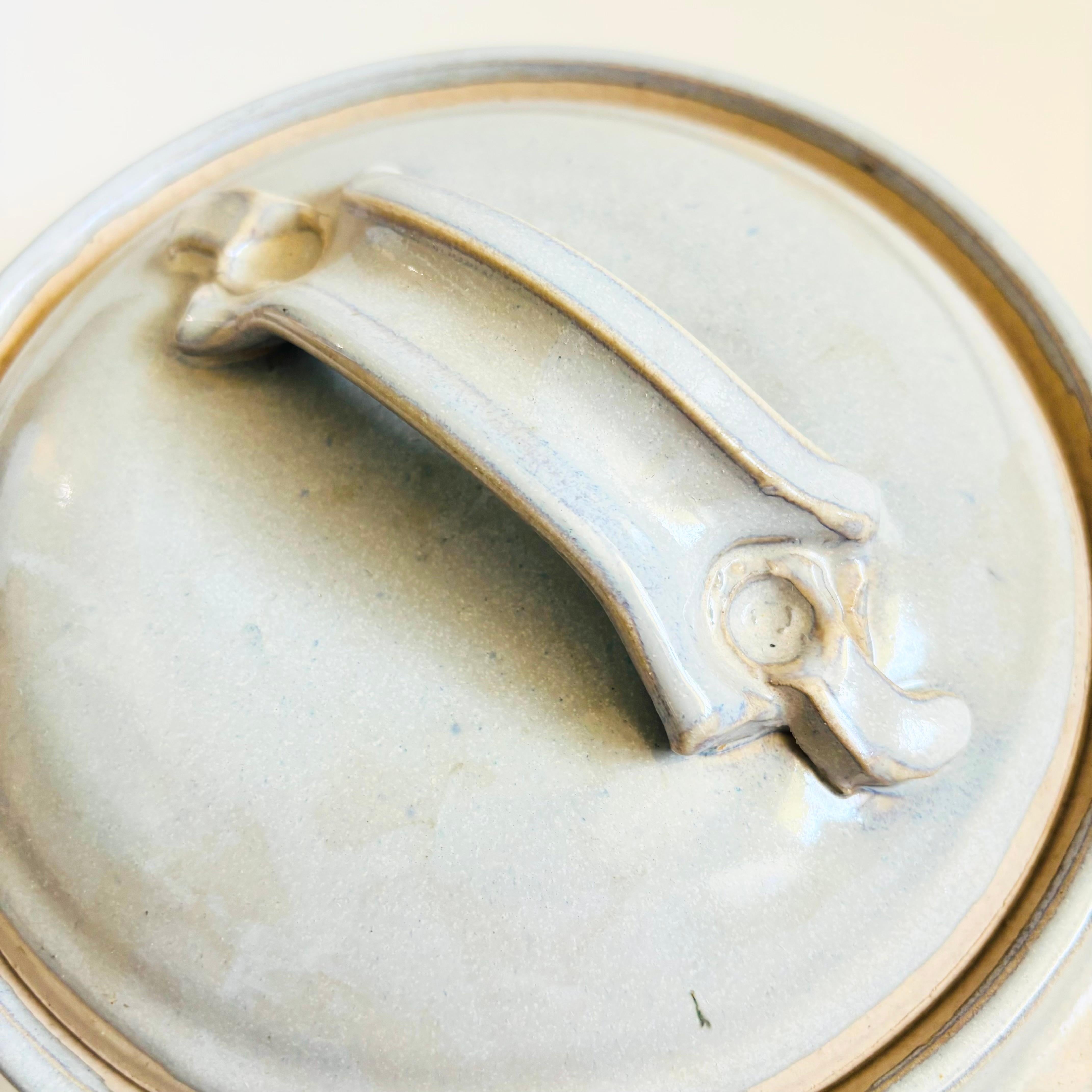 20ième siècle Grand bol de service à couvercle Studio Pottery en vente