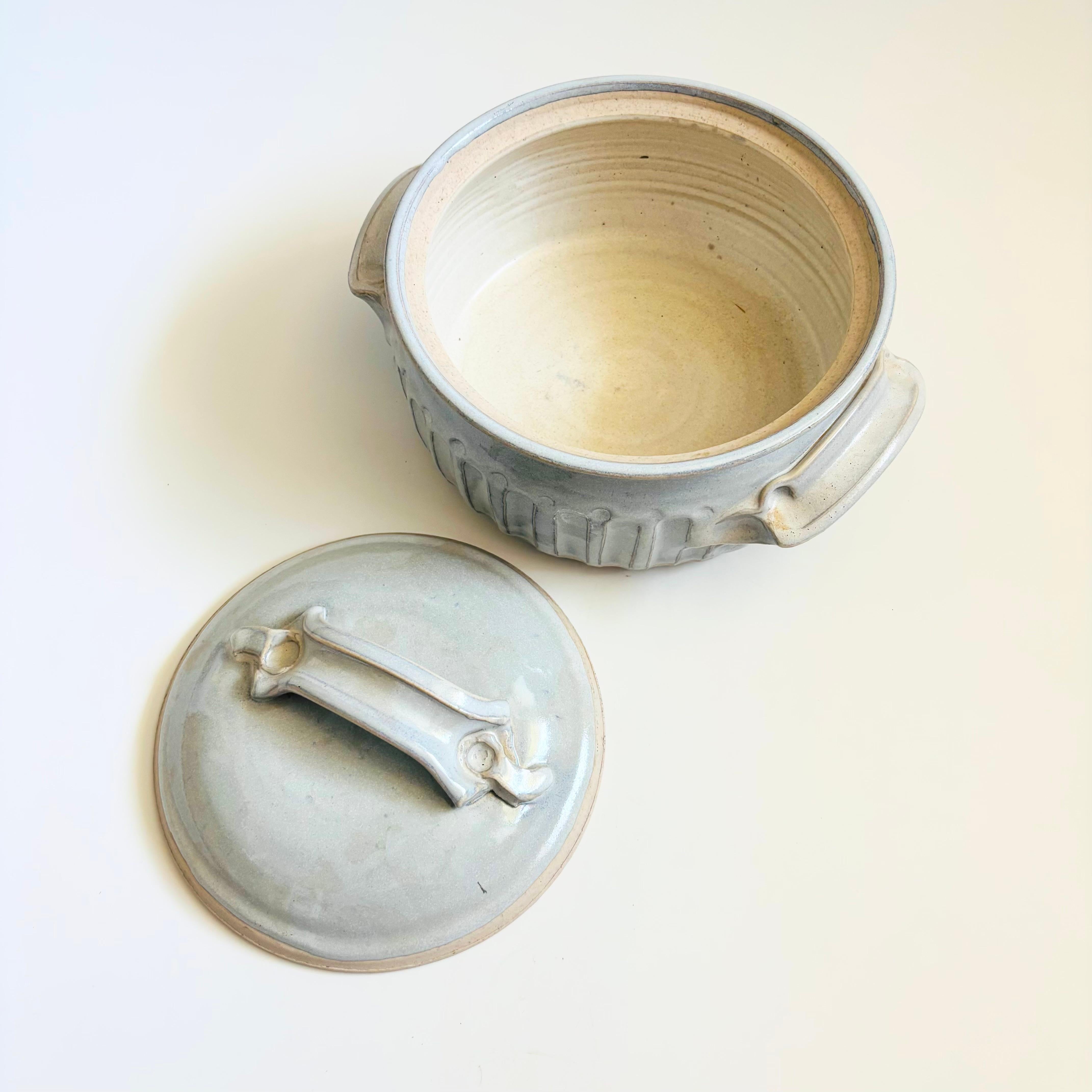 Poteries Grand bol de service à couvercle Studio Pottery en vente