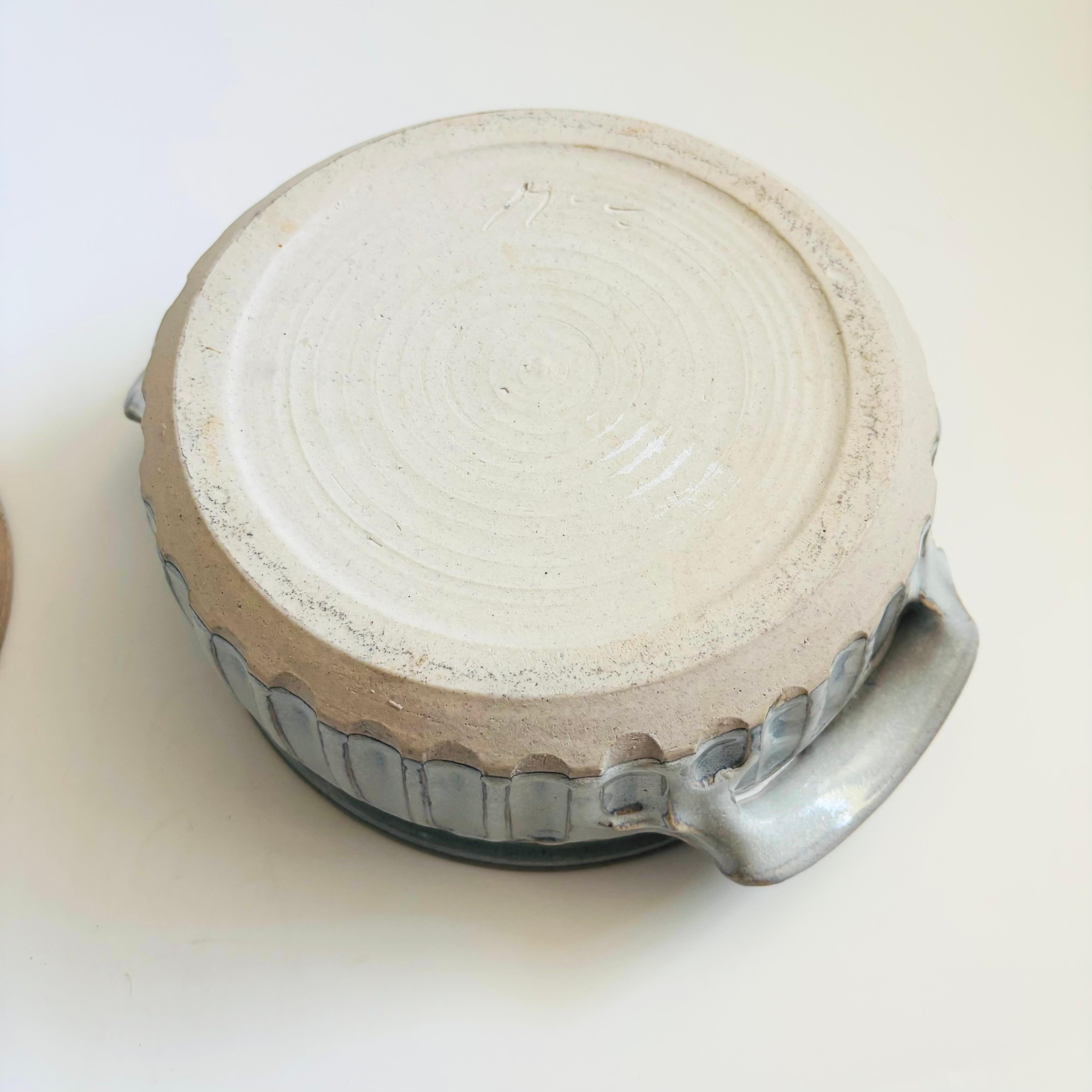 Grand bol de service à couvercle Studio Pottery en vente 2