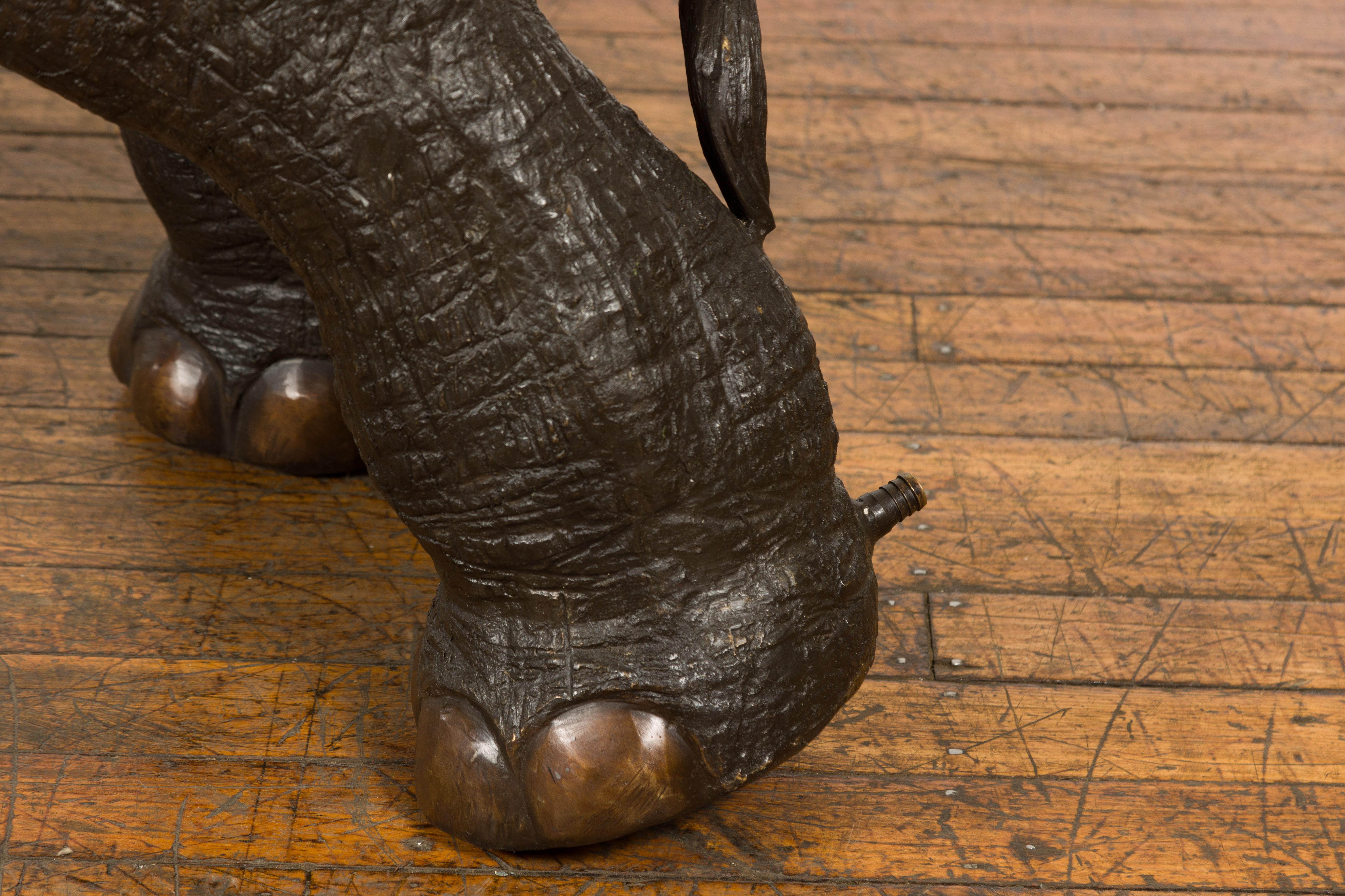 Bemerkenswerte Elefanten-Gartenbrunnenstatue aus Bronze mit dunkler Patina im Angebot 11