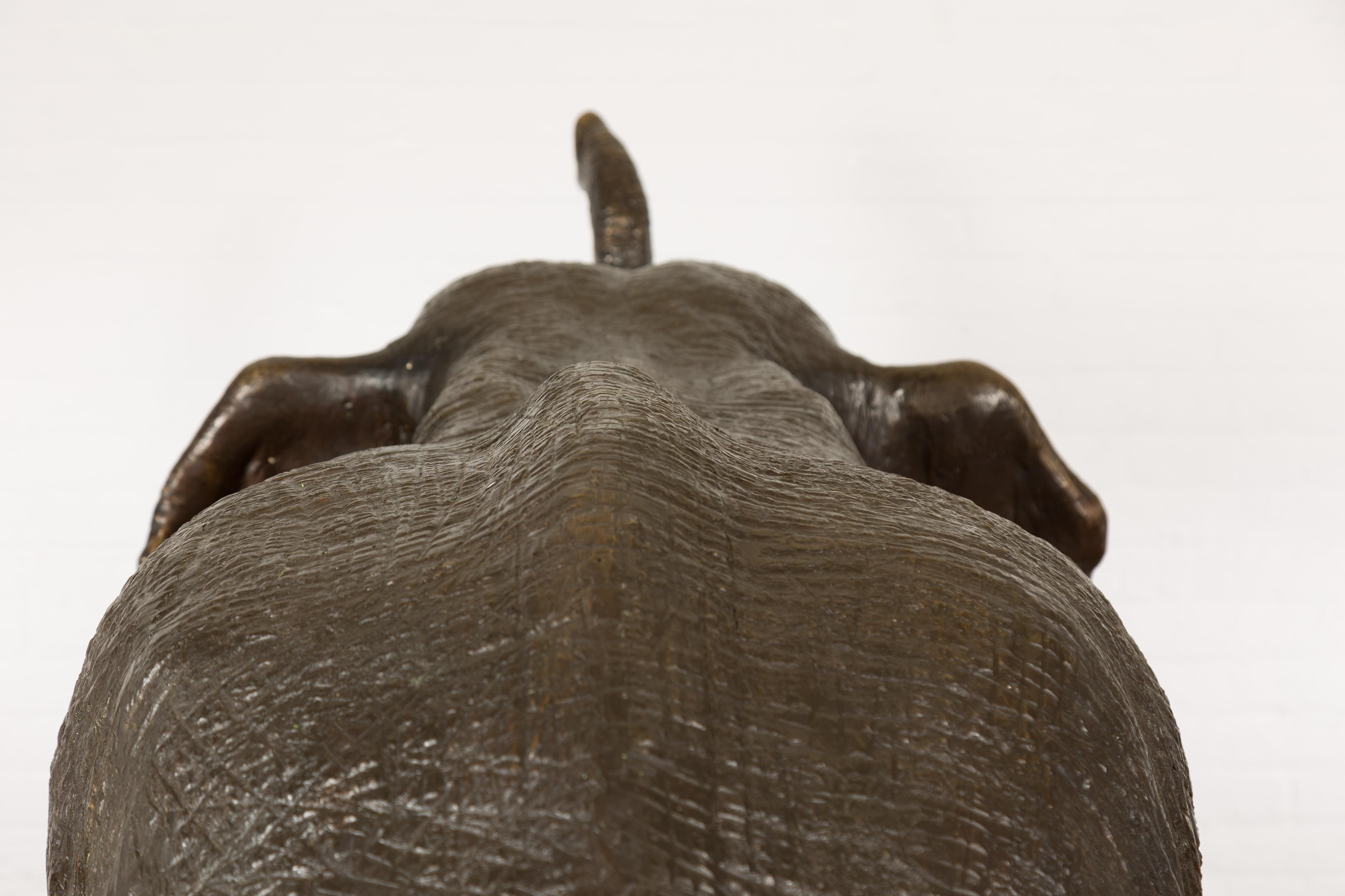 Bemerkenswerte Elefanten-Gartenbrunnenstatue aus Bronze mit dunkler Patina im Angebot 14