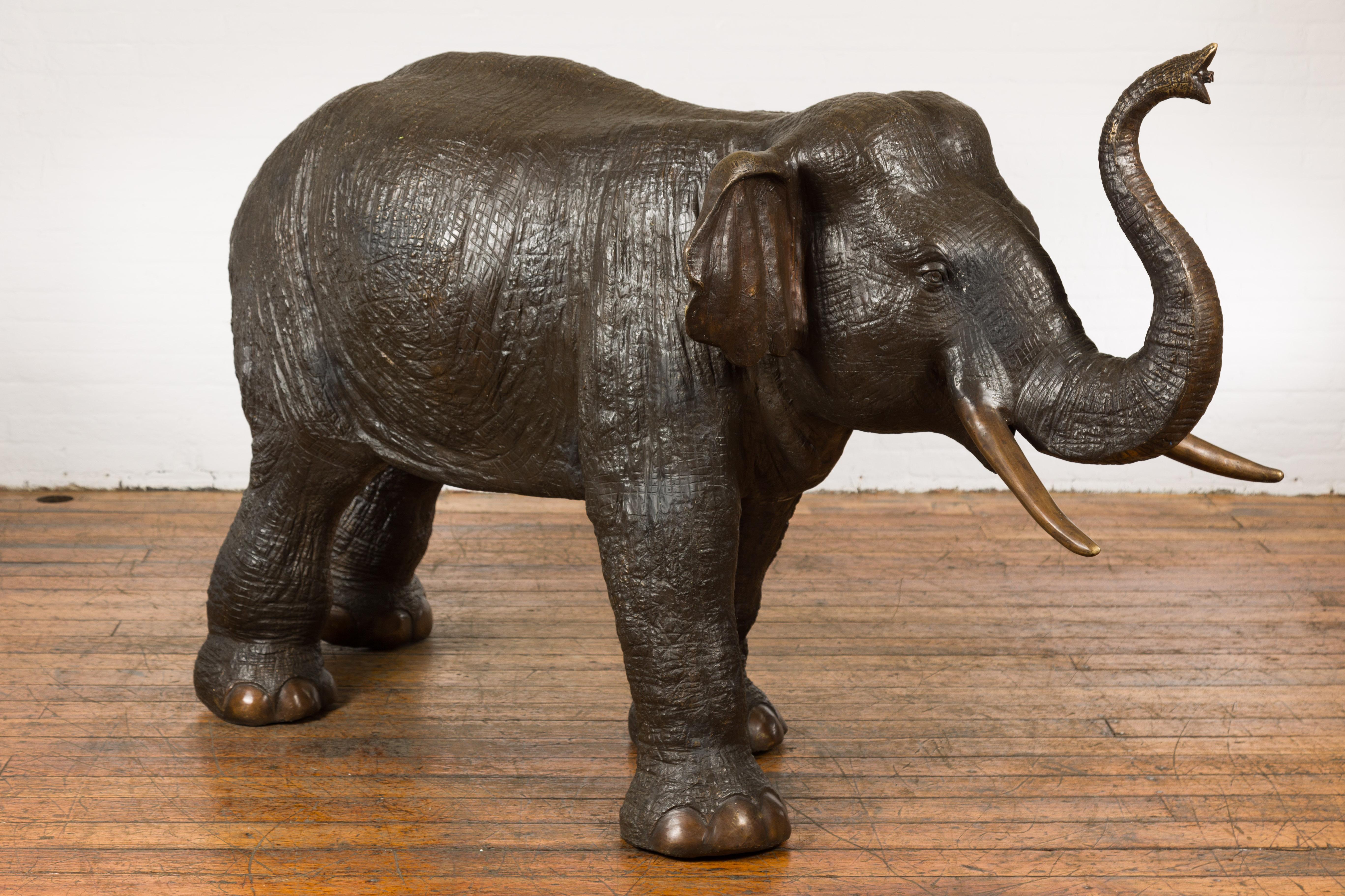 Importante sculpture d'éléphant en bronze, tubée comme une fontaine, réalisée selon le procédé de la cire perdue. Élevez votre décor avec cette remarquable sculpture de jardin en bronze représentant un éléphant, conçue de manière unique pour faire