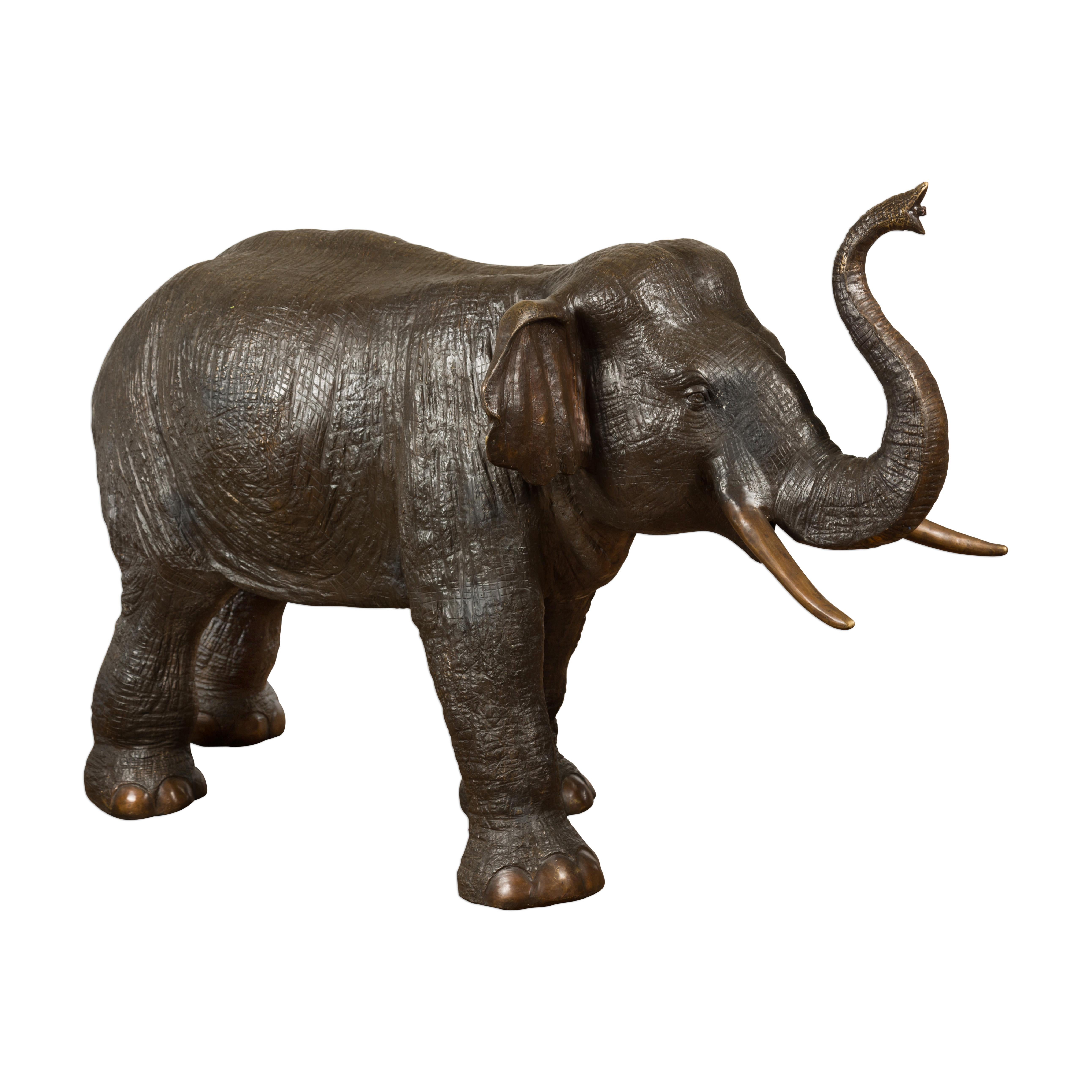 Bemerkenswerte Elefanten-Gartenbrunnenstatue aus Bronze mit dunkler Patina im Angebot 15