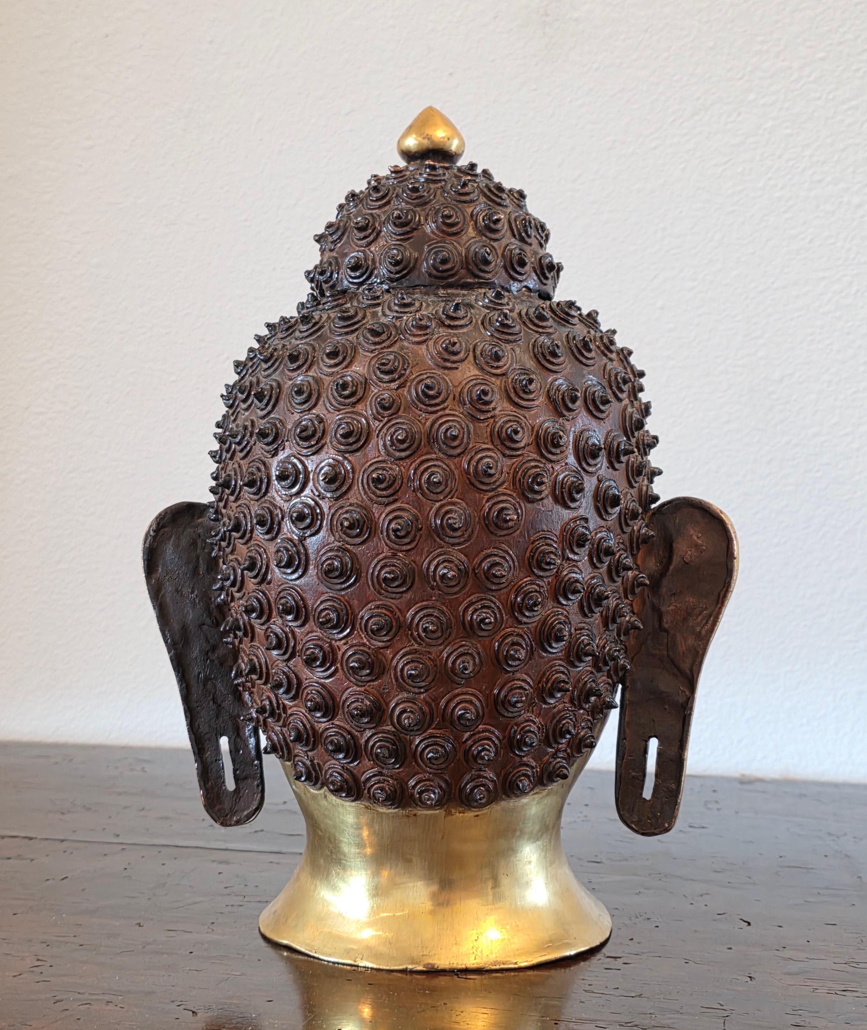 Grande statua a grandezza naturale della testa di Buddha in ottone patinato e dorato dell'Asia meridionale del Nepal in vendita 3