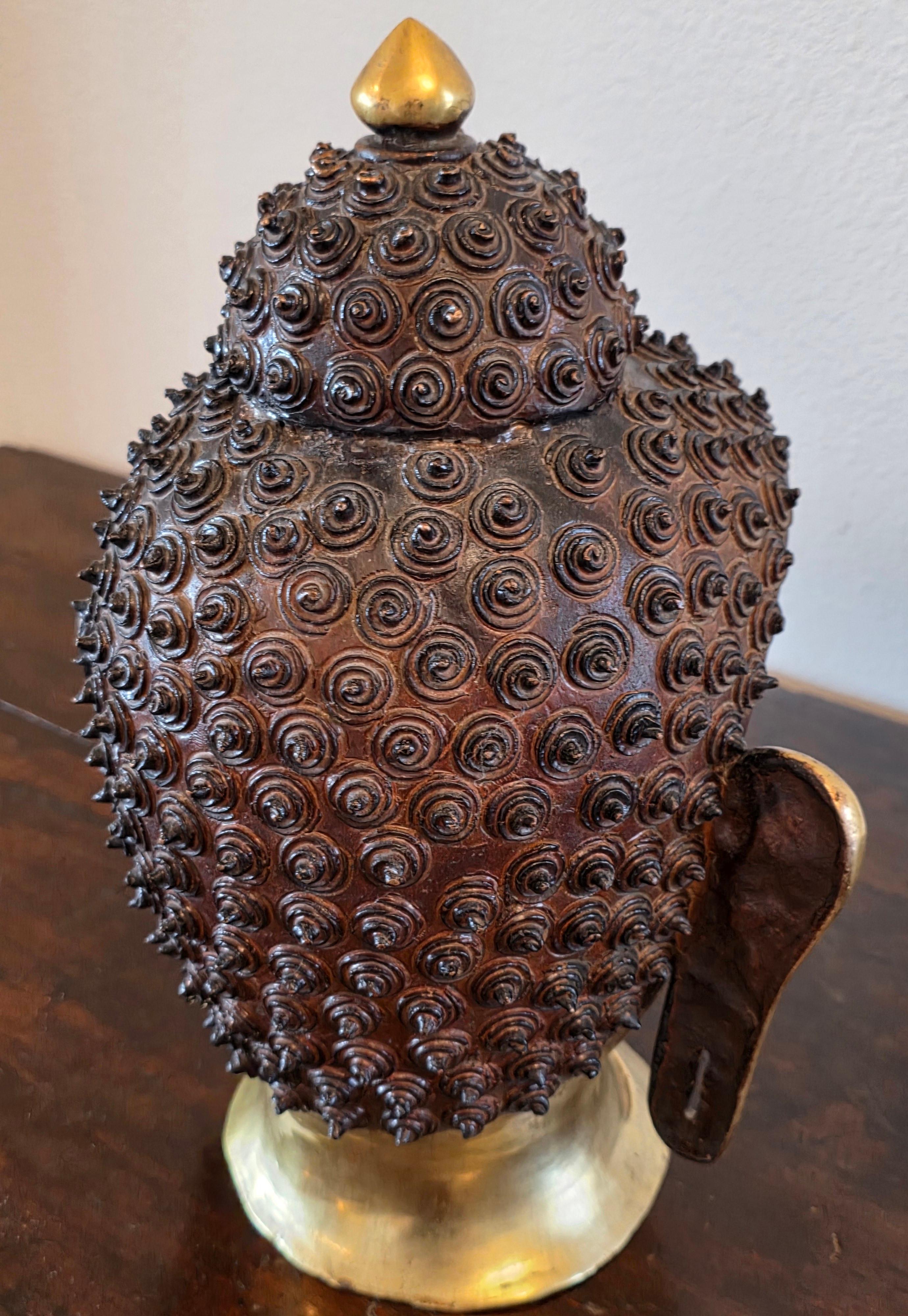 Grande statua a grandezza naturale della testa di Buddha in ottone patinato e dorato dell'Asia meridionale del Nepal in vendita 4