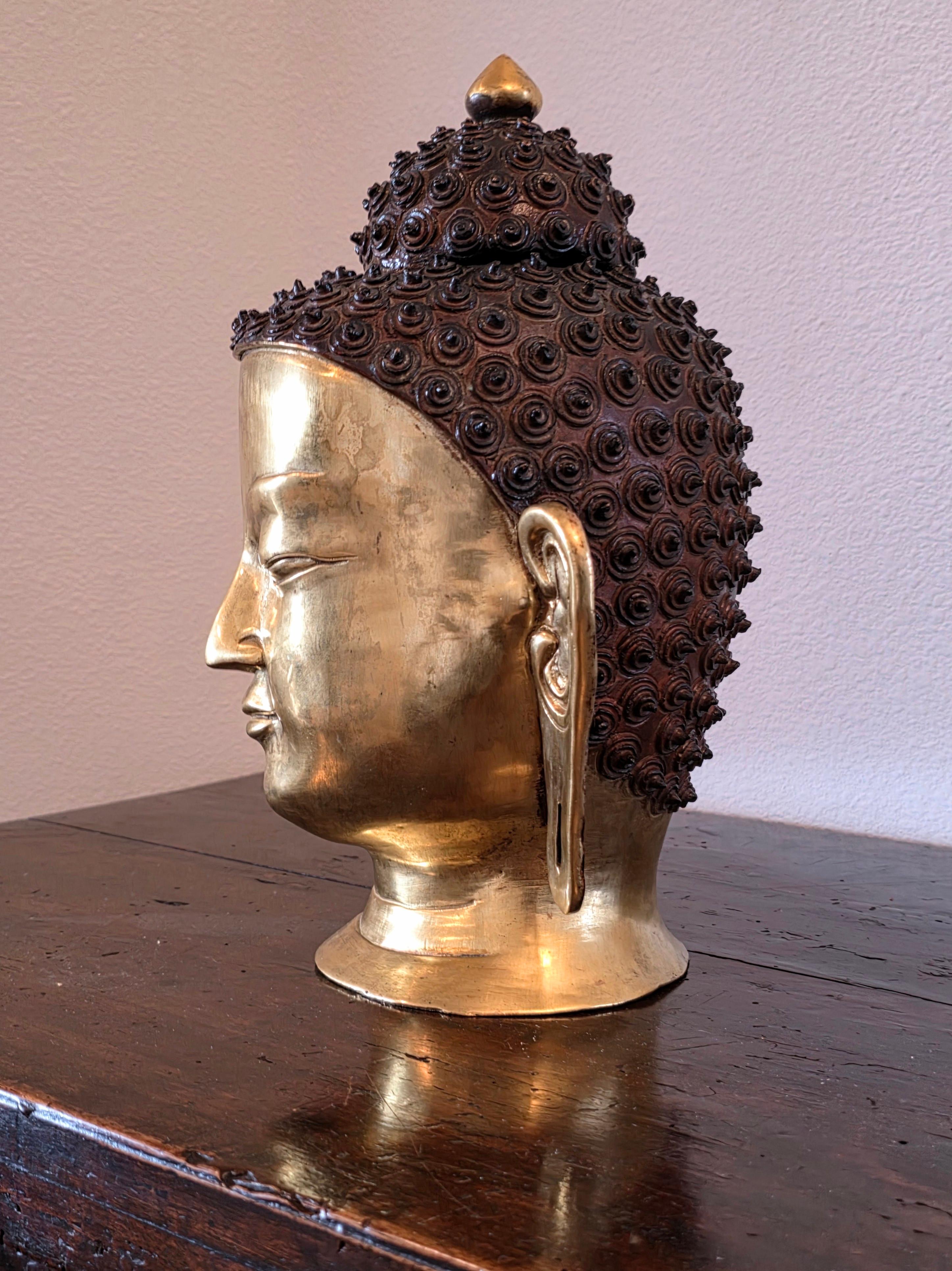 Grande statua a grandezza naturale della testa di Buddha in ottone patinato e dorato dell'Asia meridionale del Nepal in vendita 8