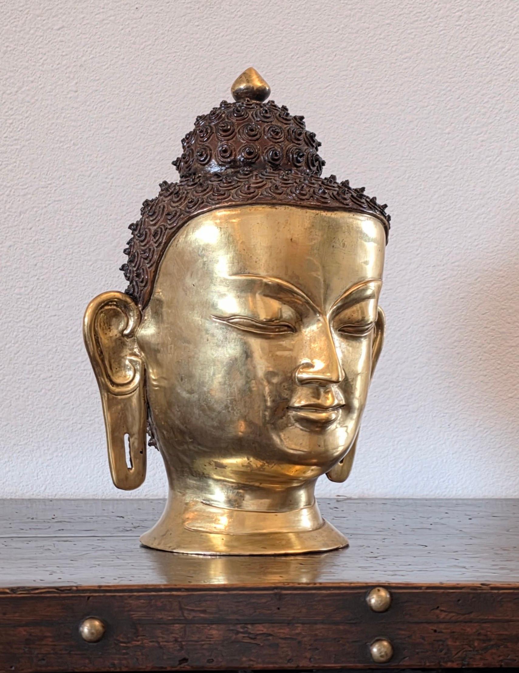 Grande statua a grandezza naturale della testa di Buddha in ottone patinato e dorato dell'Asia meridionale del Nepal in vendita 9