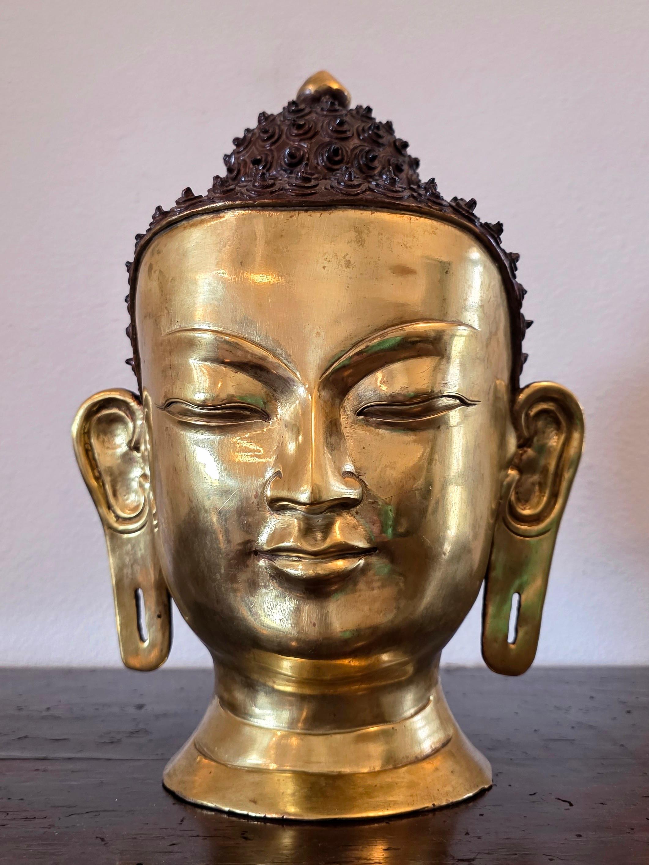 Grande statua a grandezza naturale della testa di Buddha in ottone patinato e dorato dell'Asia meridionale del Nepal in vendita 10