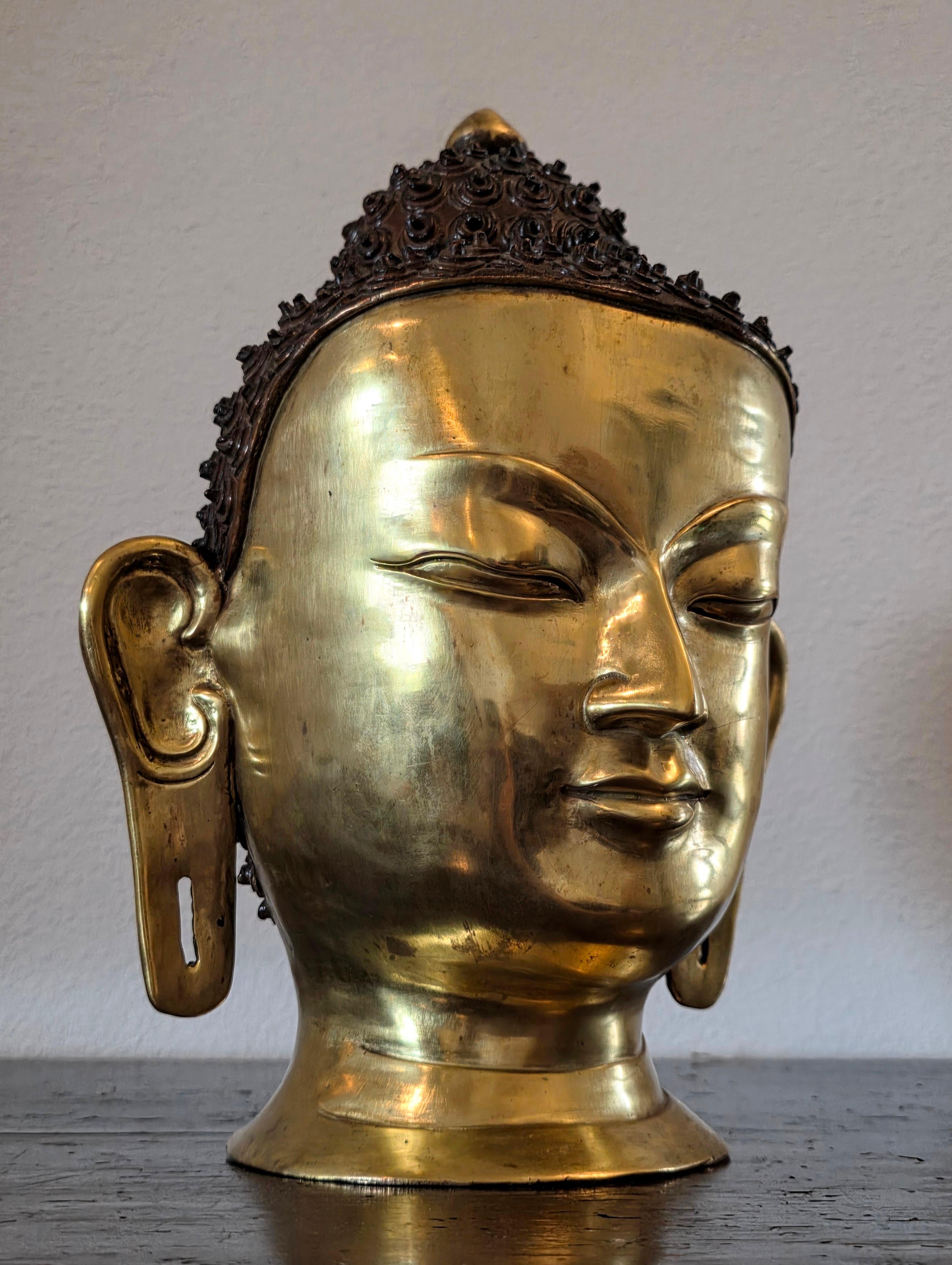 Sudasiatico Grande statua a grandezza naturale della testa di Buddha in ottone patinato e dorato dell'Asia meridionale del Nepal in vendita