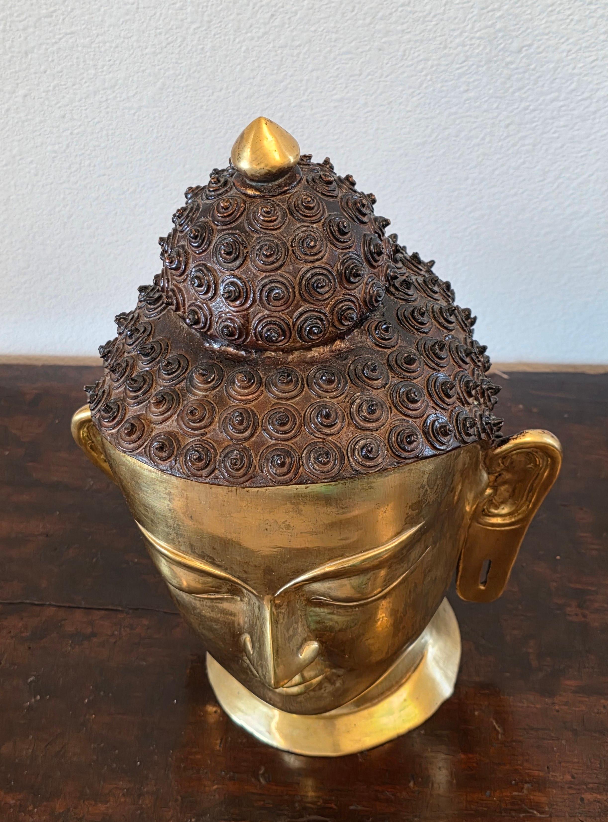 XX secolo Grande statua a grandezza naturale della testa di Buddha in ottone patinato e dorato dell'Asia meridionale del Nepal in vendita