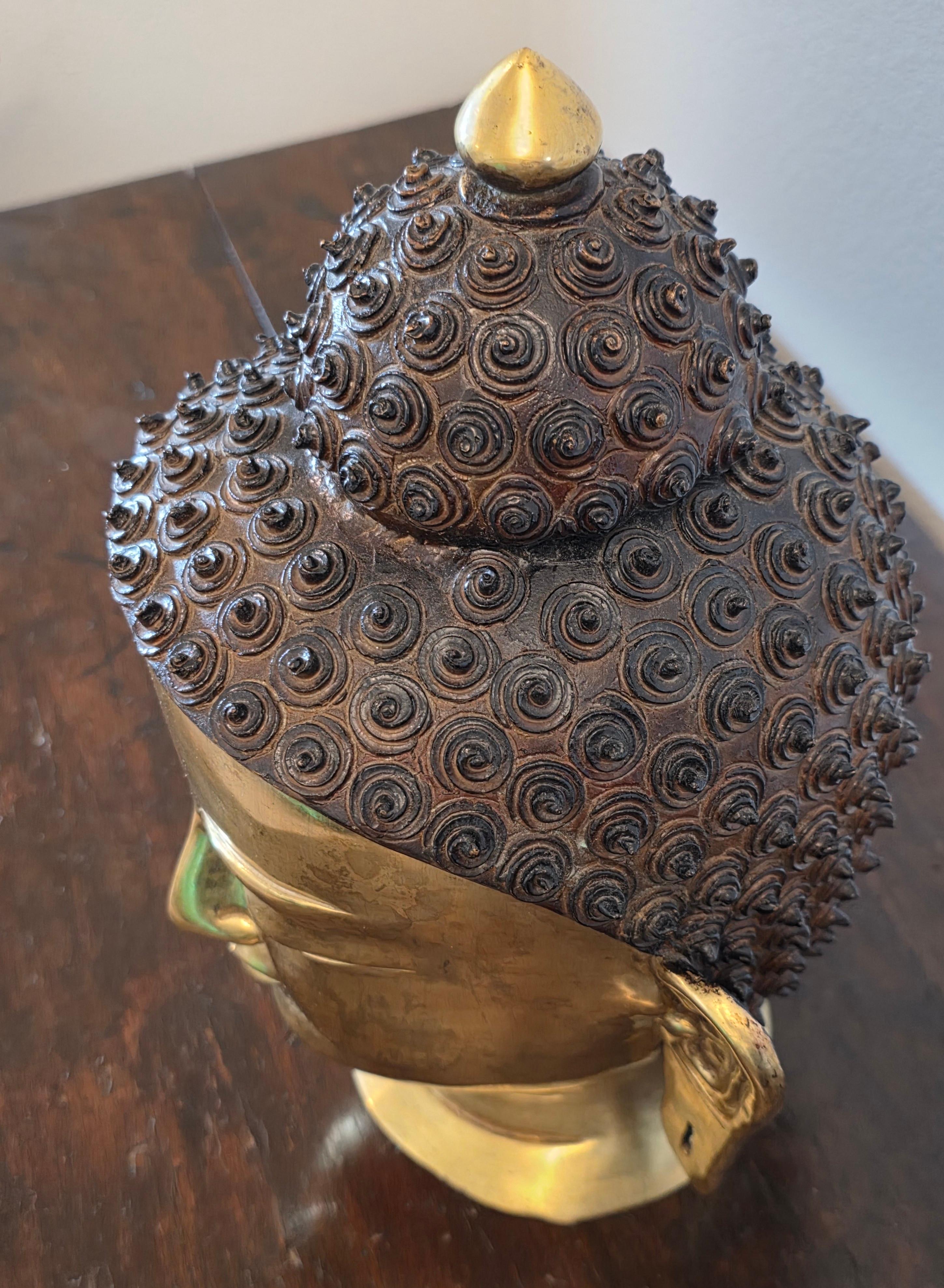 Ottone Grande statua a grandezza naturale della testa di Buddha in ottone patinato e dorato dell'Asia meridionale del Nepal in vendita