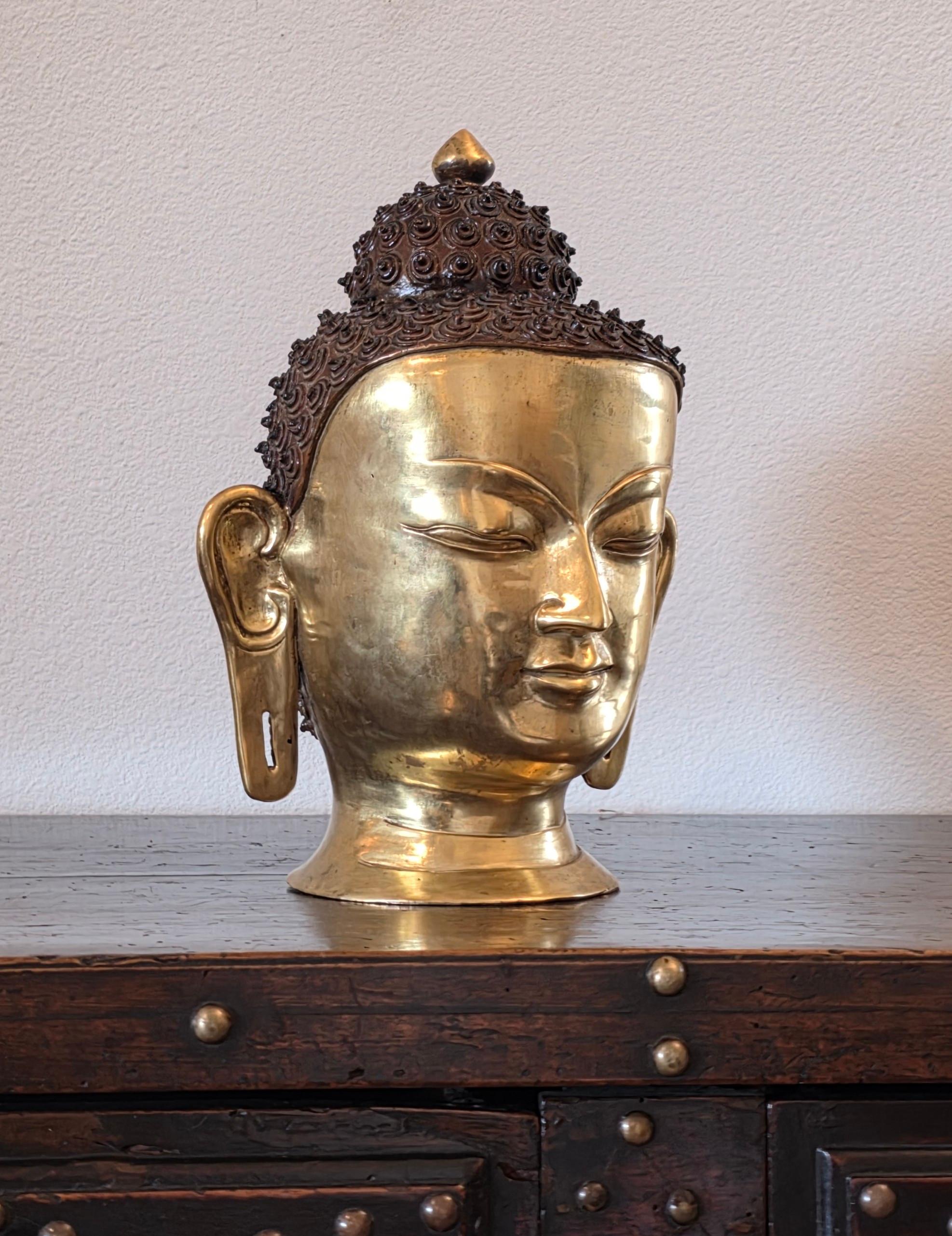 Grande statua a grandezza naturale della testa di Buddha in ottone patinato e dorato dell'Asia meridionale del Nepal in vendita 2