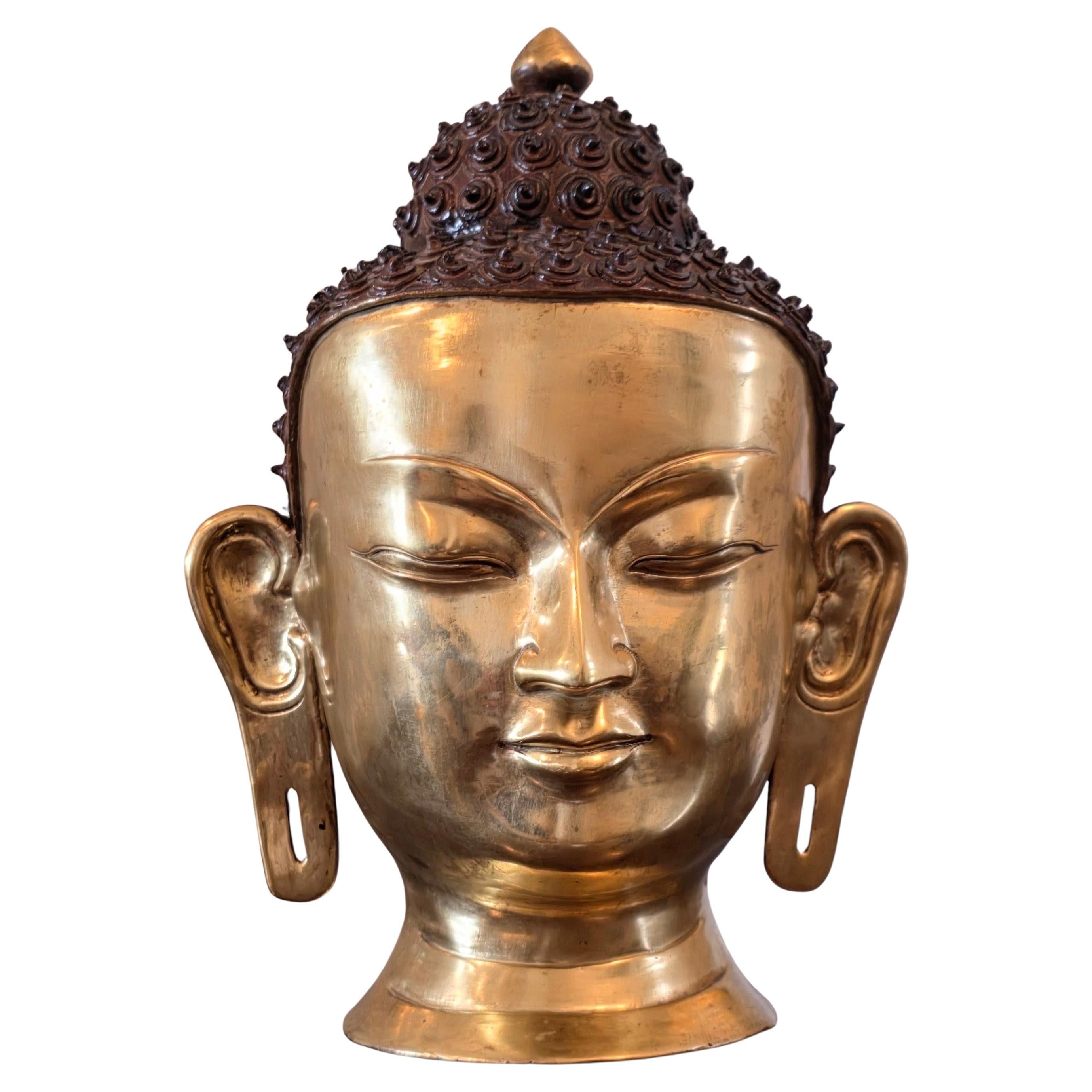 Grande statue de Bouddha grandeur nature en laiton patiné doré d'Asie du Sud au Népal