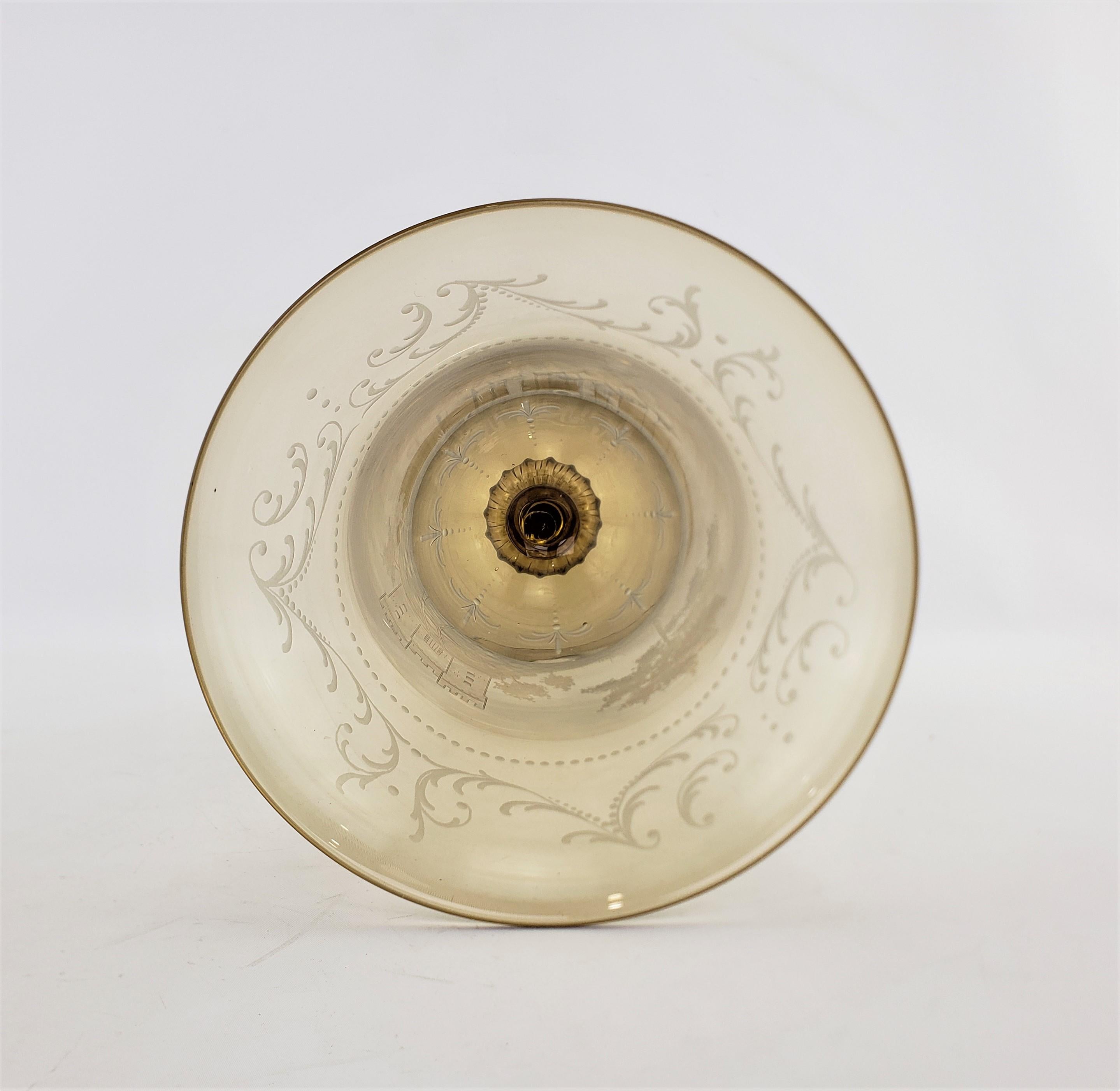 Grand vase ou centre de table en forme de calice en verre italien taillé et gravé, de couleur ambre clair en vente 6