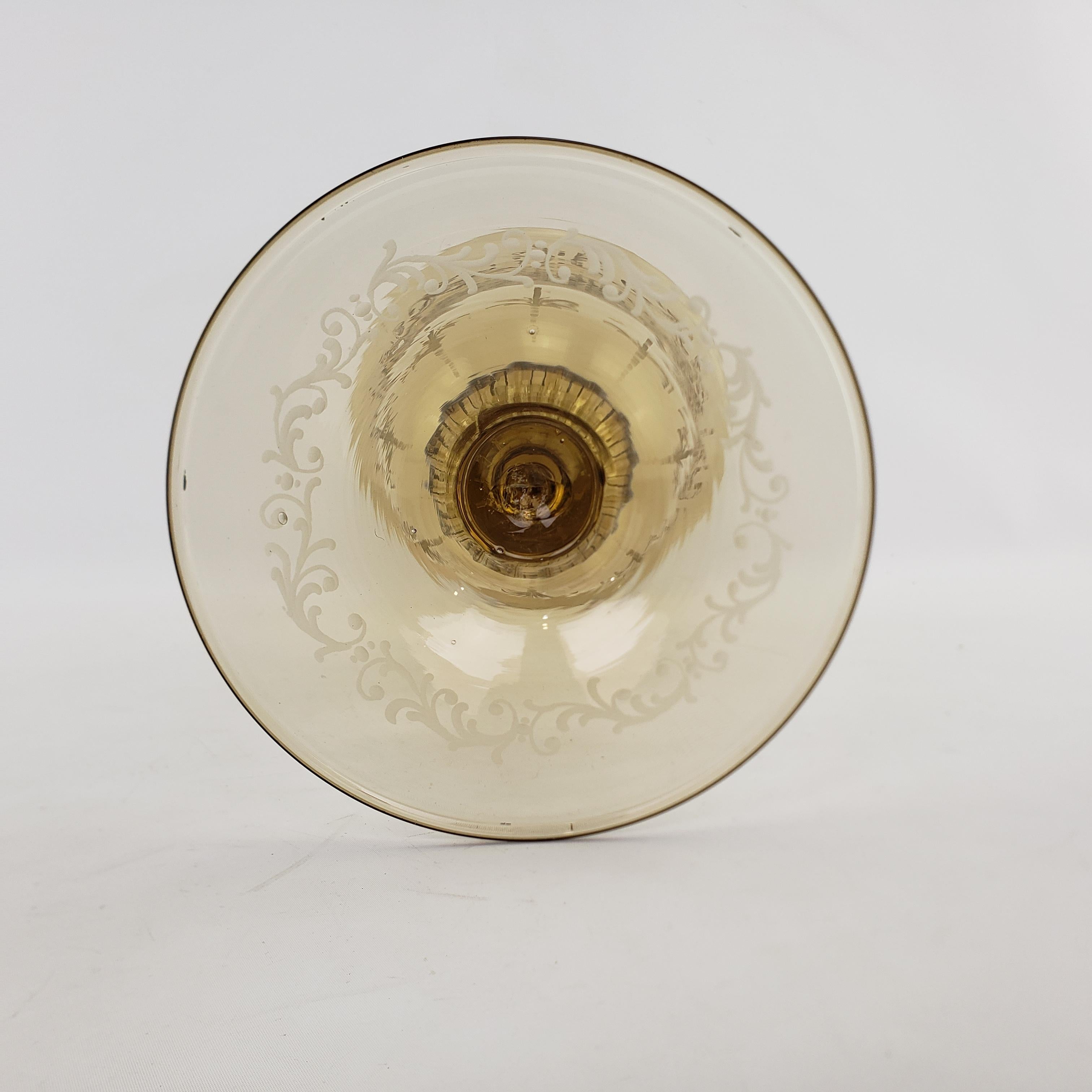 Grand vase ou centre de table en forme de calice en verre italien taillé et gravé, de couleur ambre clair en vente 7