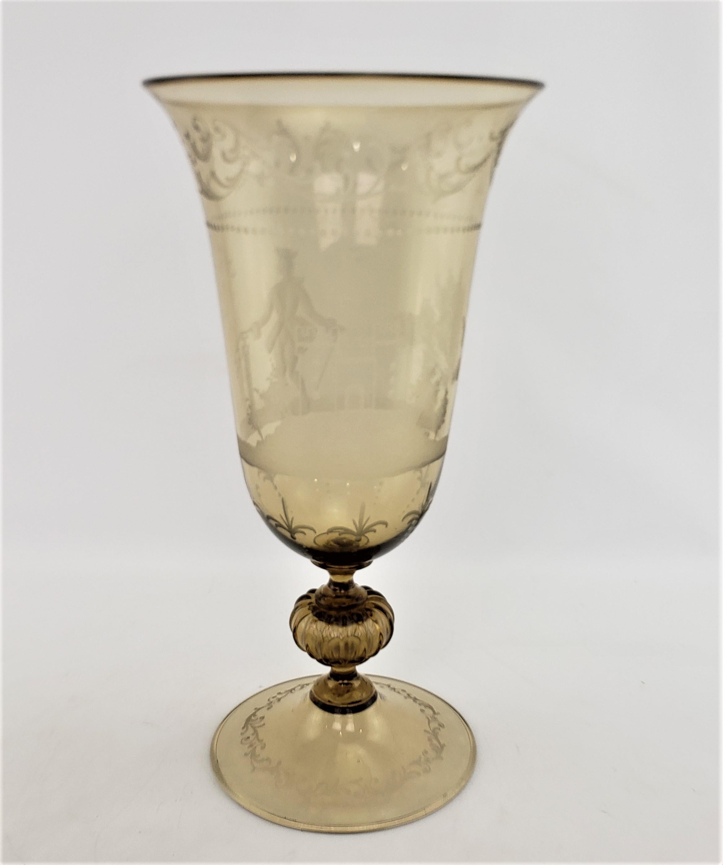 Fait main Grand vase ou centre de table en forme de calice en verre italien taillé et gravé, de couleur ambre clair en vente