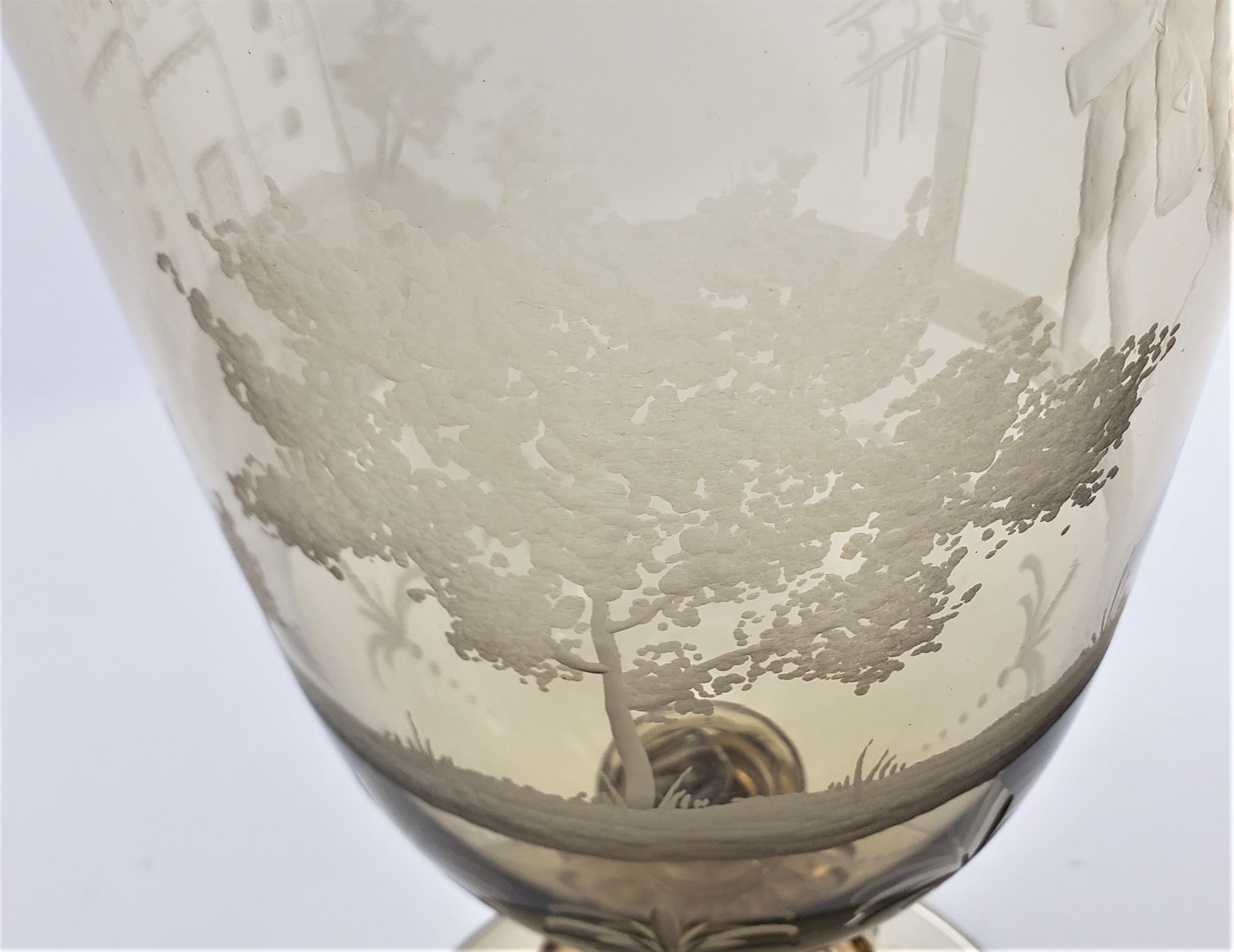 Grand vase ou centre de table en forme de calice en verre italien taillé et gravé, de couleur ambre clair en vente 2