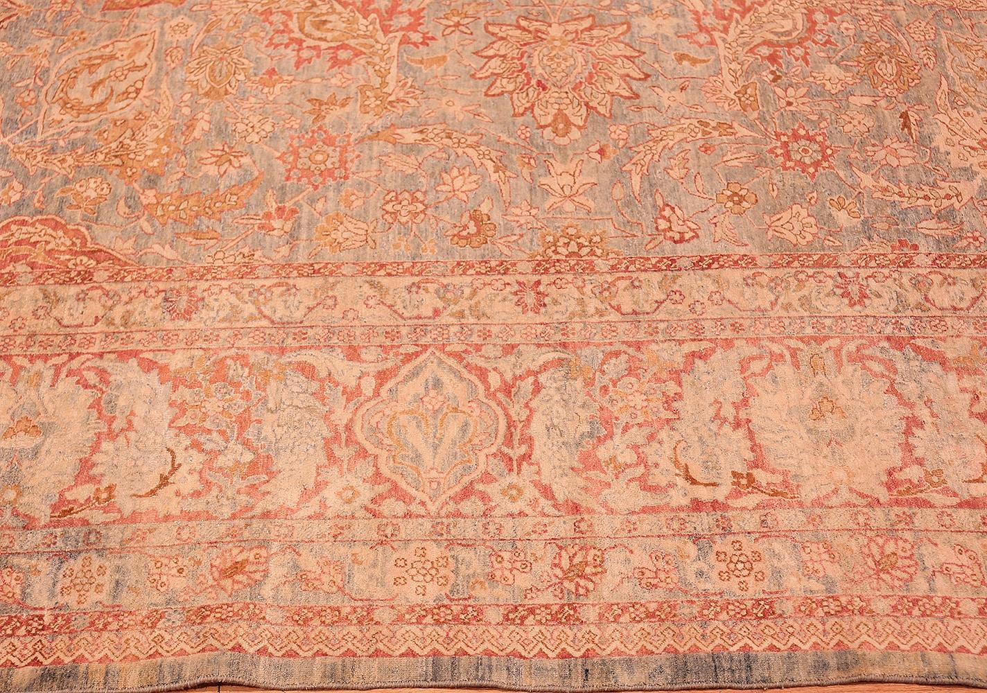 Magnifique tapis persan Kerman antique de couleur bleue, pays d'origine : Perse, date environ 1900. Dimensions : 3,91 m x 5,97 m (12 ft 10 in x 19 ft 7 in). 

