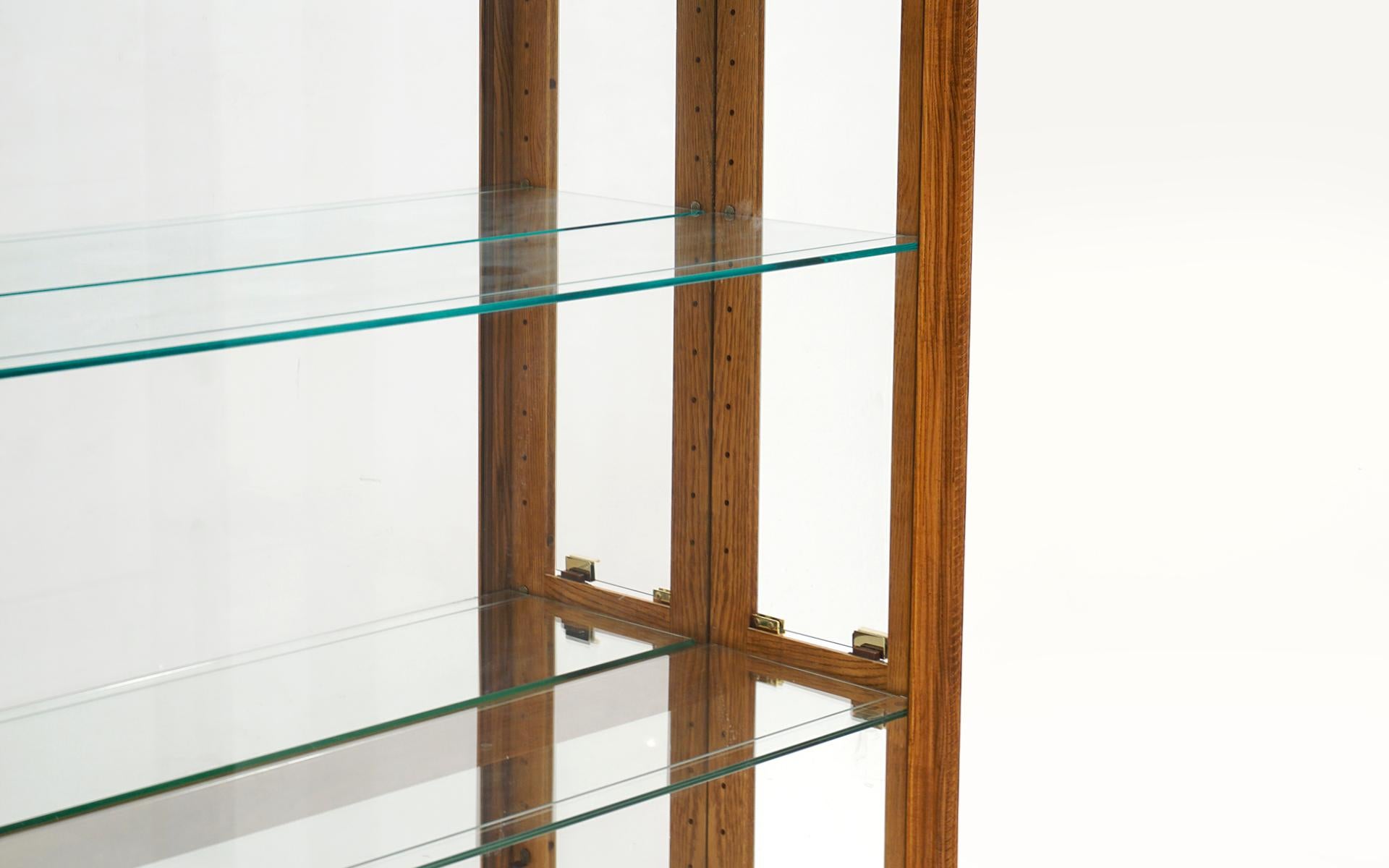 Großer Vitrinenschrank aus beleuchtetem Nussbaumholz und Glas mit Glasböden und Messingdetails im Angebot 1