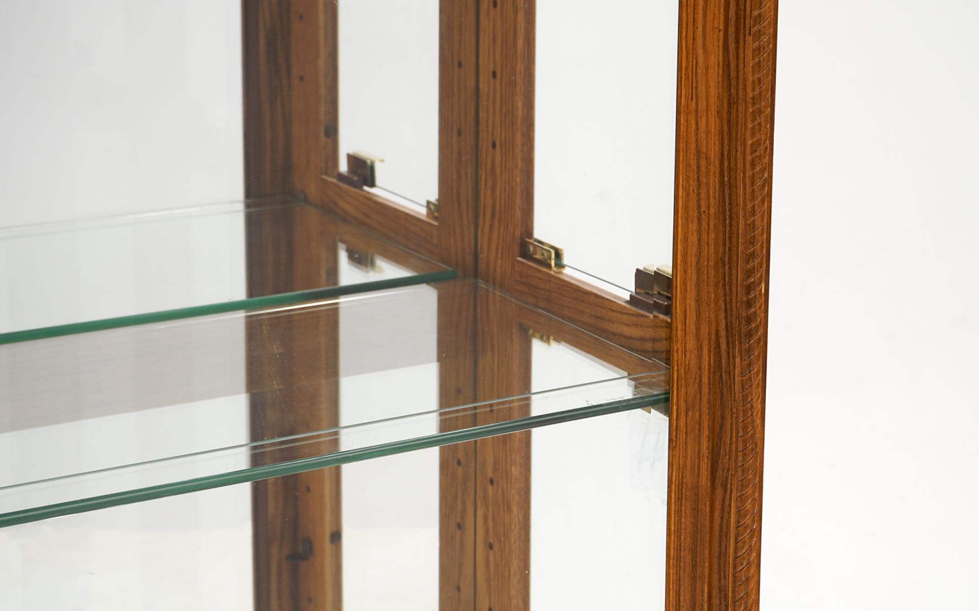 Großer Vitrinenschrank aus beleuchtetem Nussbaumholz und Glas mit Glasböden und Messingdetails im Angebot 3
