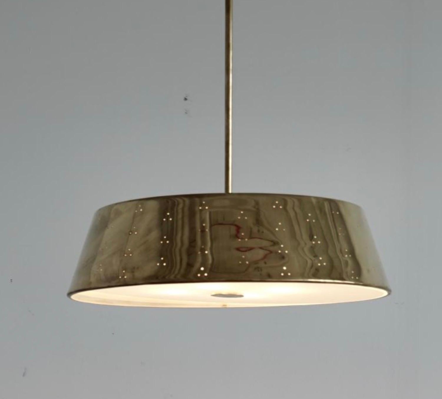 Pendente di grandi dimensioni progettato da Paavo Tynell. Finlandia, circa 1950.
Commissionato su misura per United Paper Mills, prodotto da Idman Oy Vilhonvuorenkatu. Ottone perforato lucido con diffusore in vetro smerigliato. (4) Prese E 27. H.