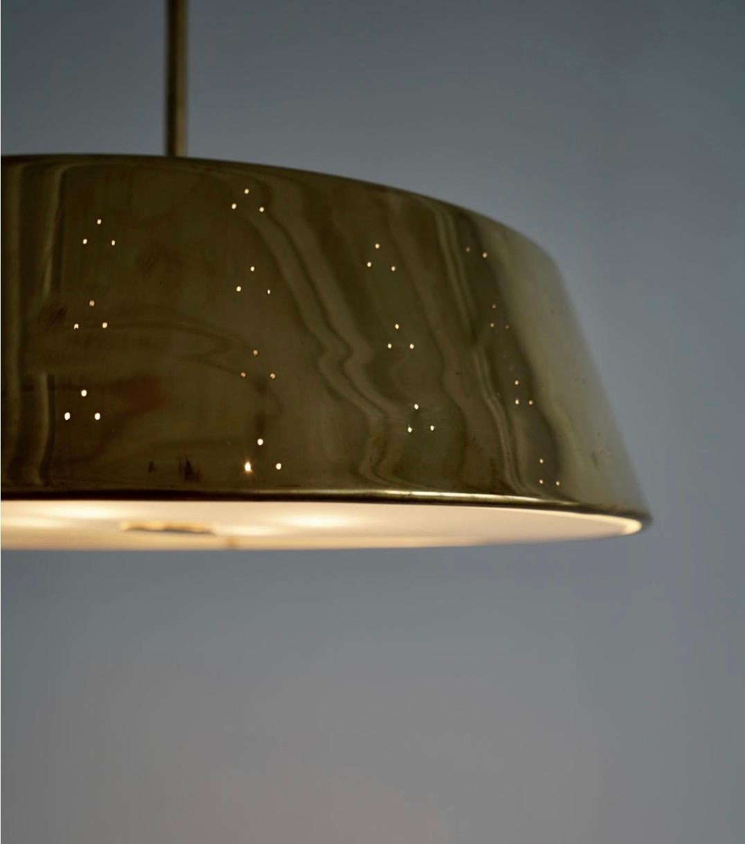 Scandinavo moderno Grande pendente per illuminazione di Paavo Tynell. in vendita