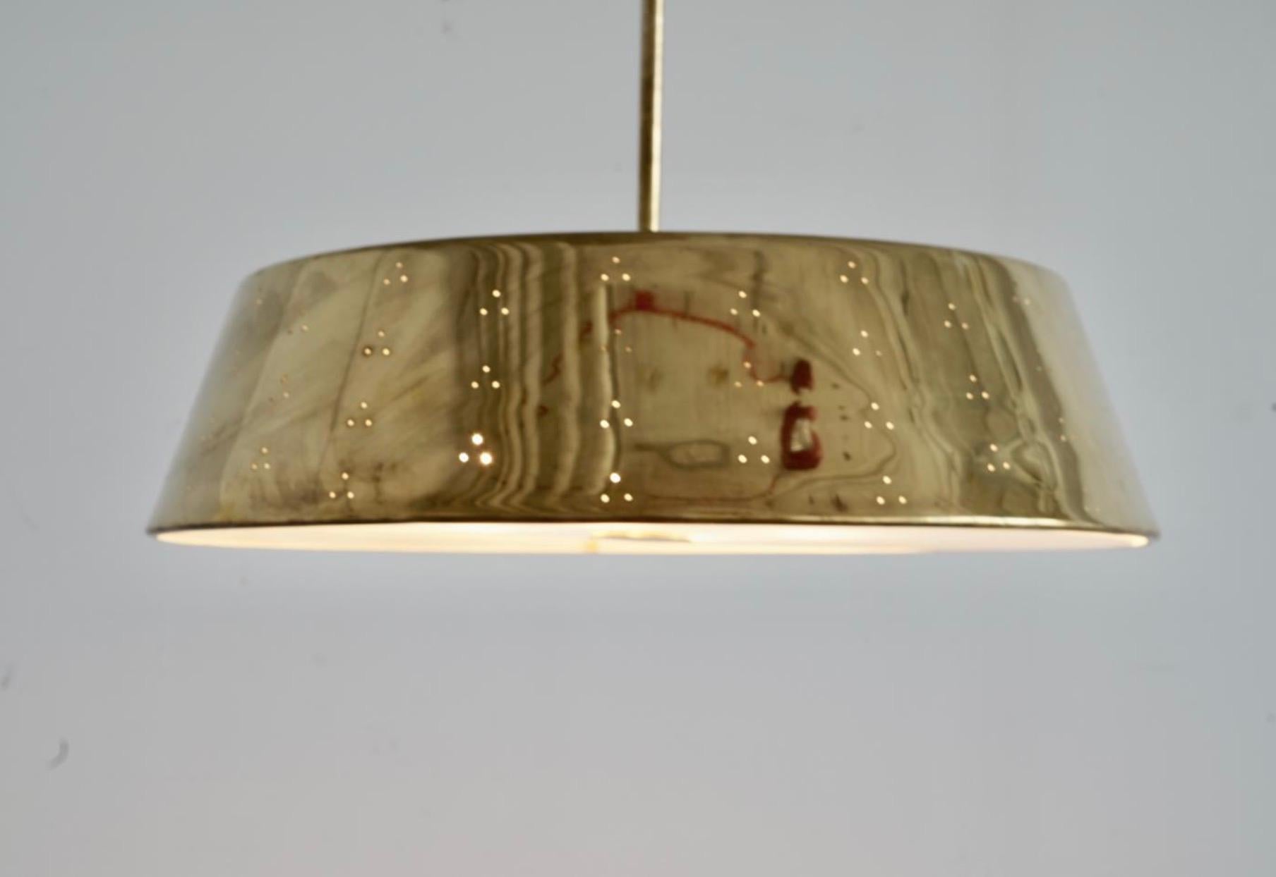 Finlandese Grande pendente per illuminazione di Paavo Tynell. in vendita