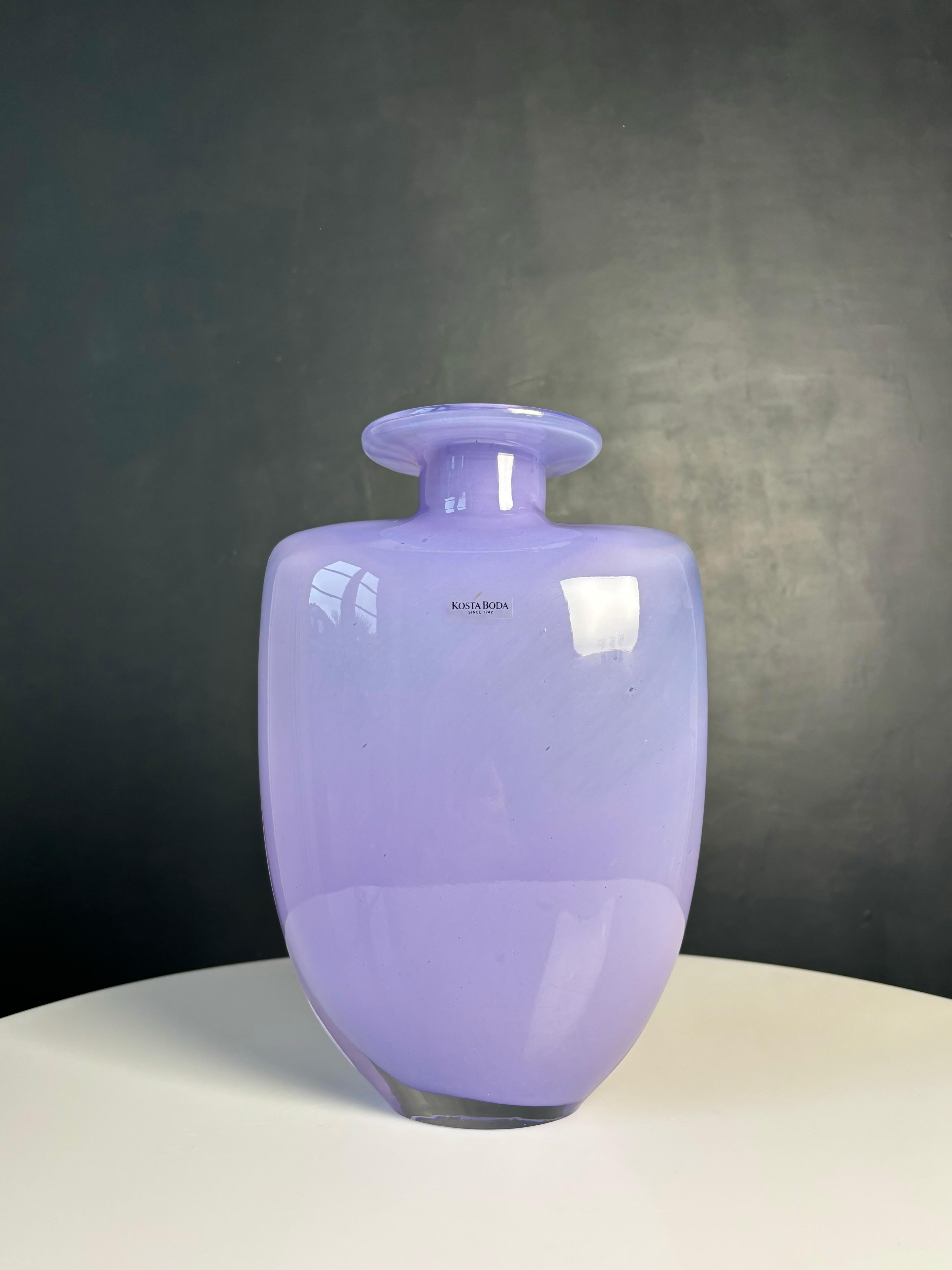 Large sculptural light purple Sommerso style art glass vase by Swedish artist Kjell Engman for Kosta Boda. From the 1980s Swing series. Signed by the artist and numbered under base. 
Beautiful vintage condition.
Sweden, 1980s.