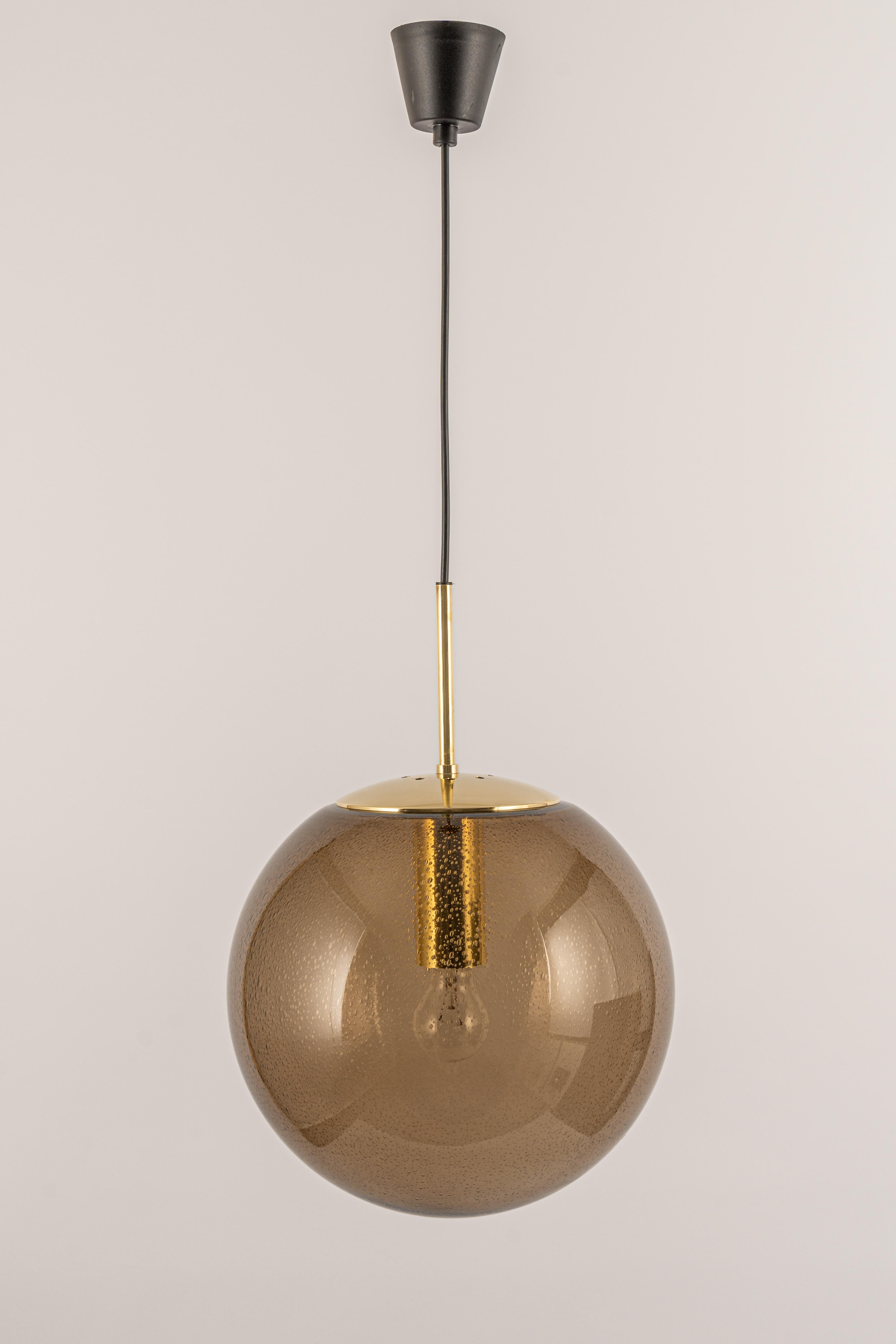 Large smoked glass ball (hand-made) pendant, manufactured by Limburg, Germany, circa 1970-1979.

Sockets: 1 x E27 Standard bulbs.
Light bulbs are not included. It is possible to install this fixture in all countries (US, UK, Europe, Asia,