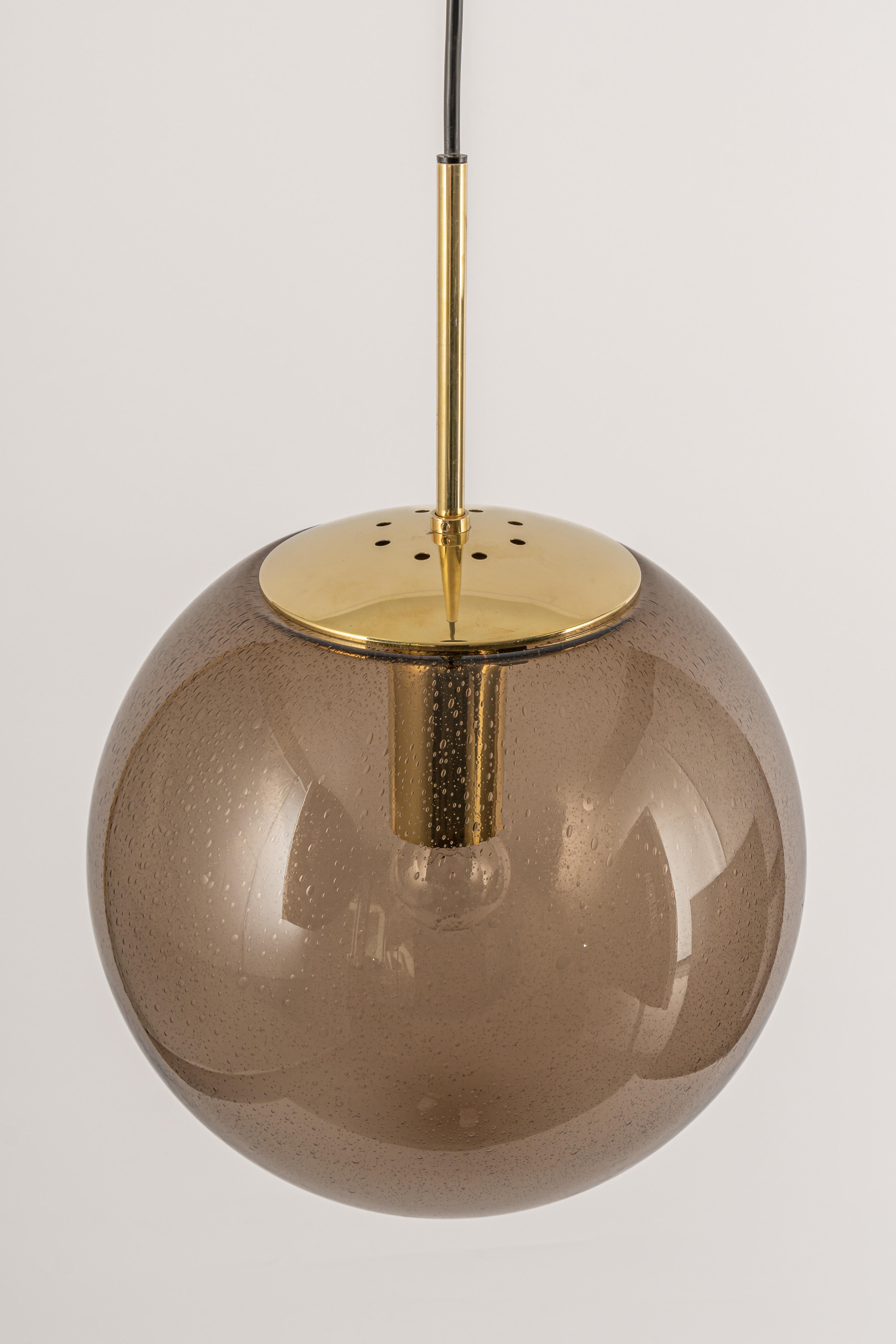 Large smoked glass ball (hand-made) pendant, manufactured by Limburg, Germany, circa 1970-1979.

Sockets: 1 x E27 Standard bulbs.
Light bulbs are not included. It is possible to install this fixture in all countries (US, UK, Europe, Asia,